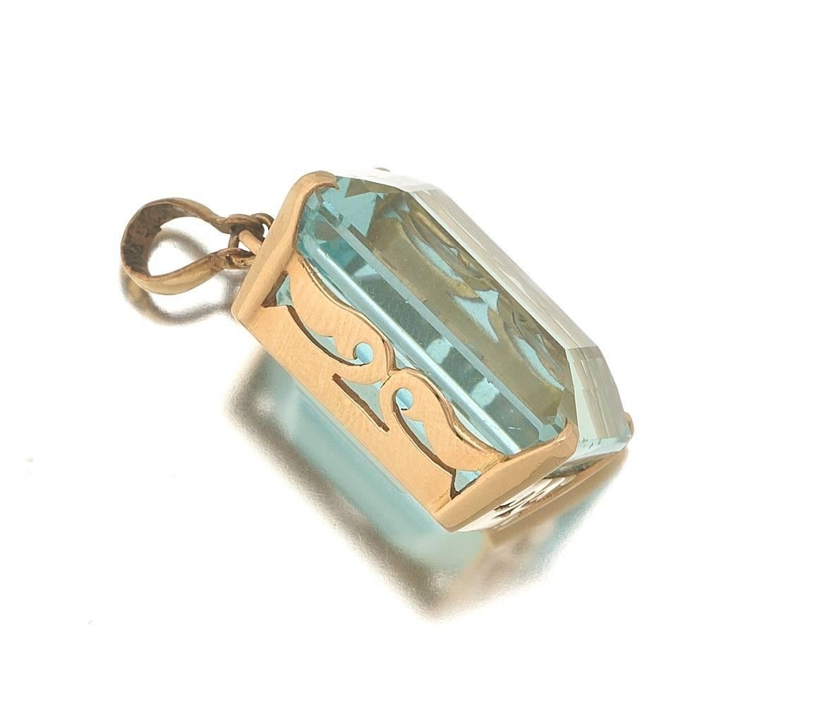 Art Deco VS Clarity Emerald Cut 39 Carat Aquamarine 14 Karat Gold Pendant 2