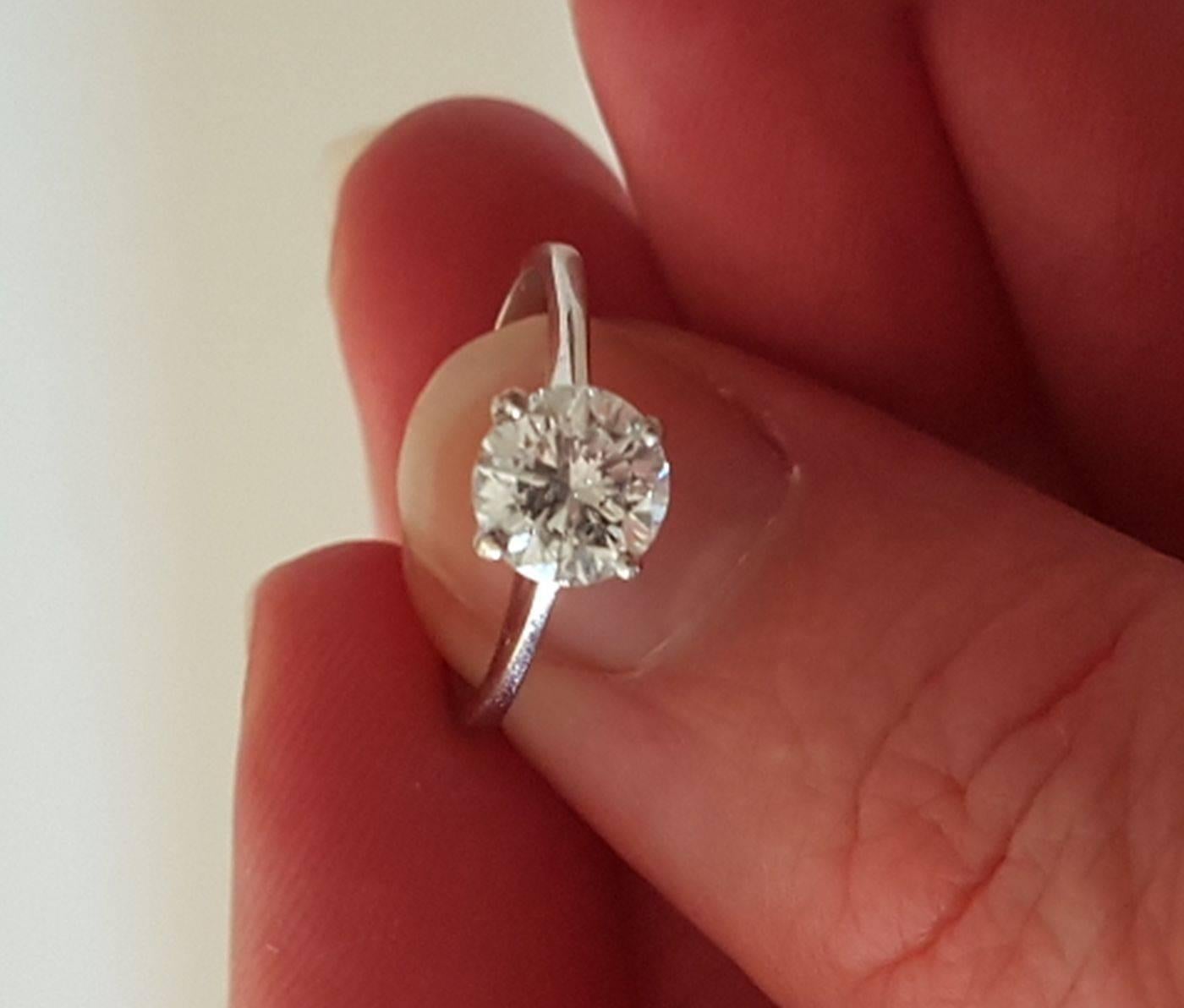 1 carat round brilliant cut diamond ring