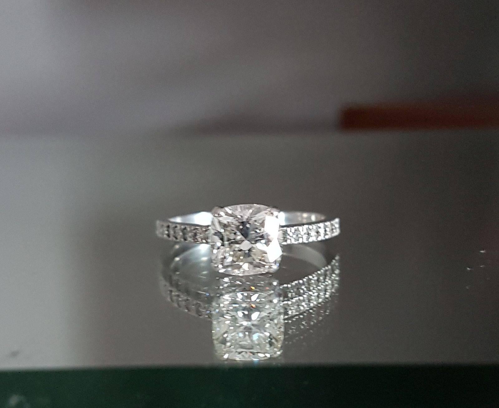 What a wonderful Christmas gift this would make!  Stunning Tiffany Novo diamond ring.  The main diamond is 1.82 cts and is H colour VVS1 clarity.  The side diamonds add another 0.16 cts and the ring is made of platinum.  It is a size 8 US which is a