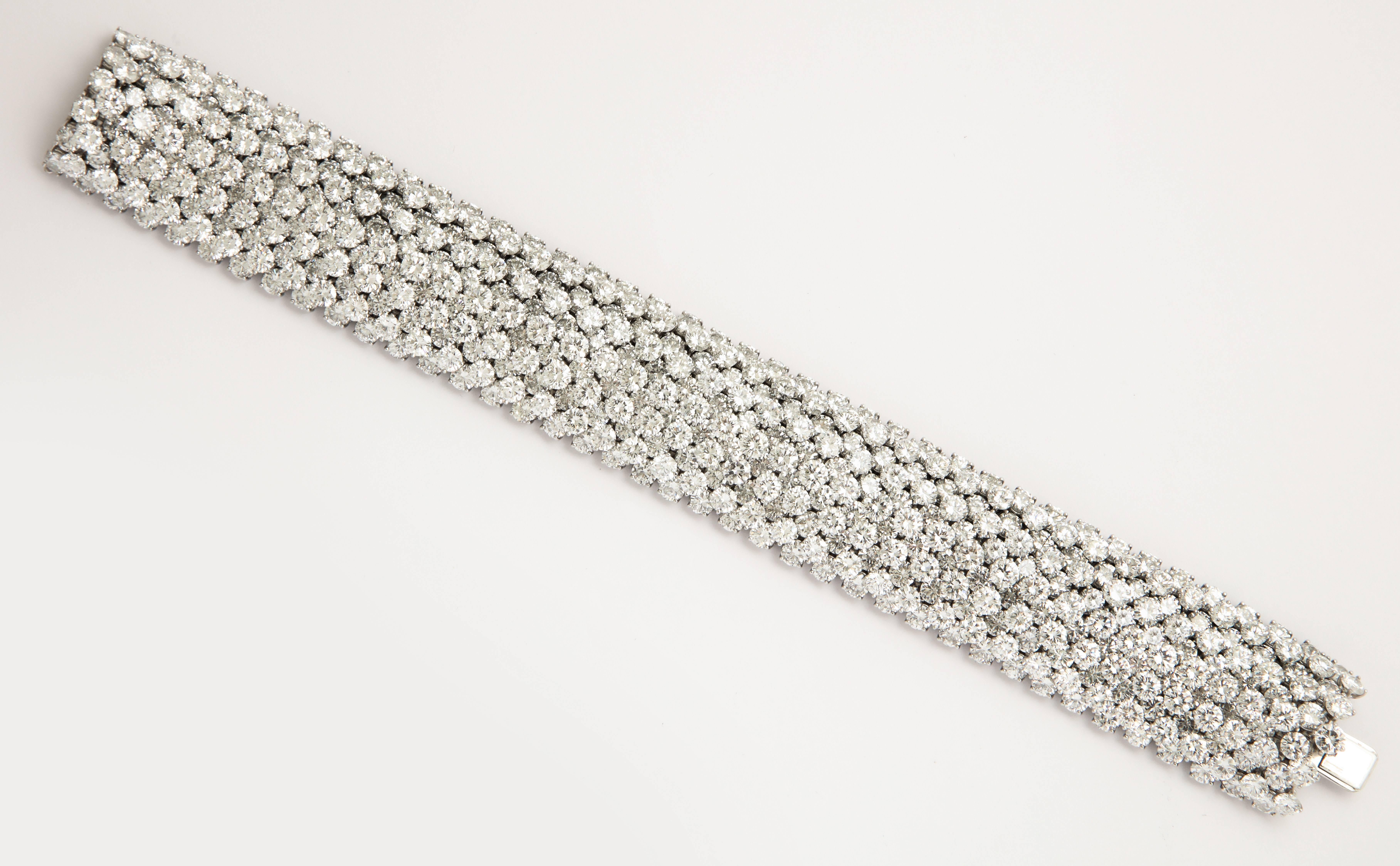 Important Van Cleef & Arpels Diamond Bracelet In Good Condition In New York, NY