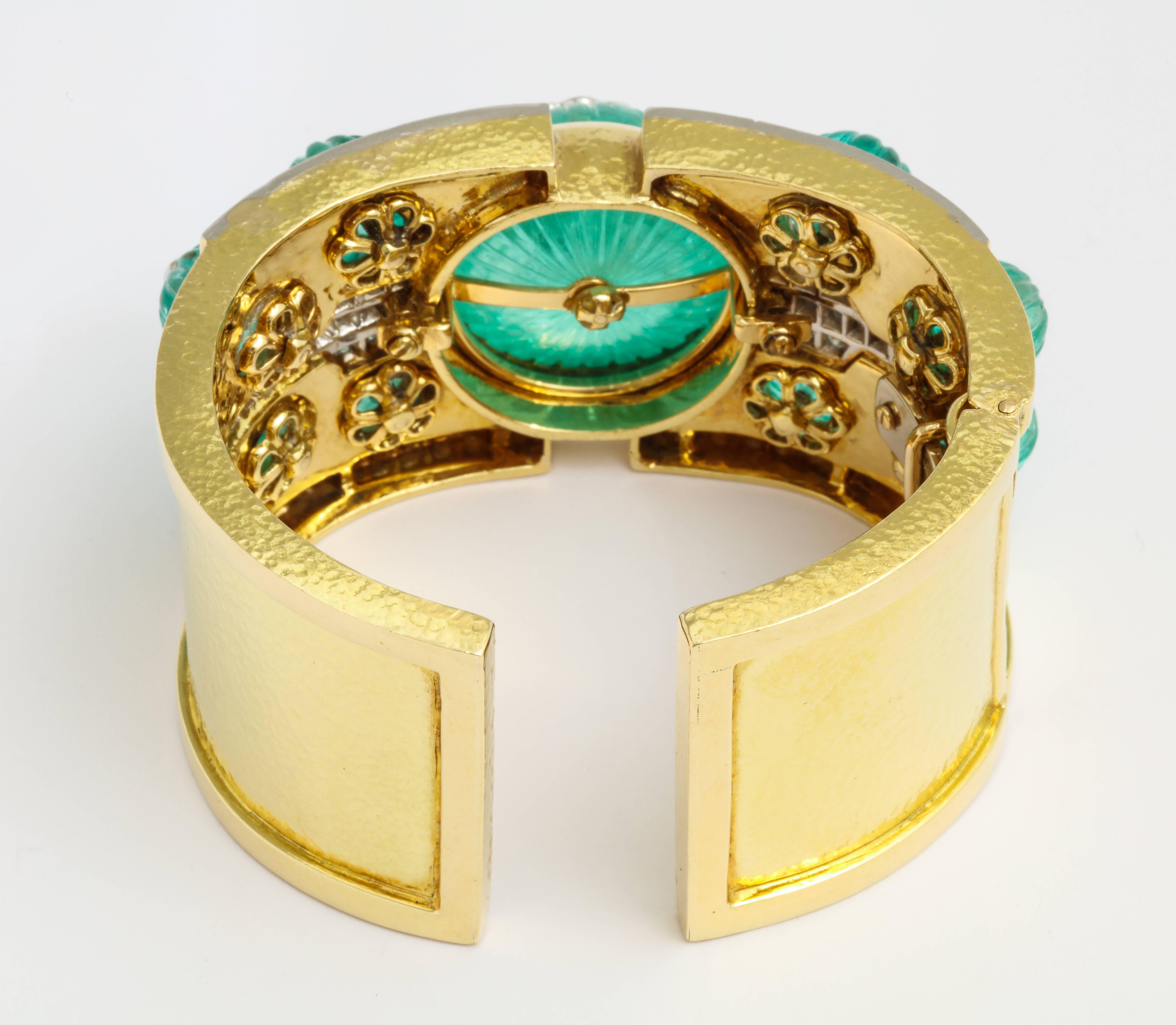 David Webb Carved Emerald Diamond Gold Bangle Bracelet In Good Condition In New York, NY