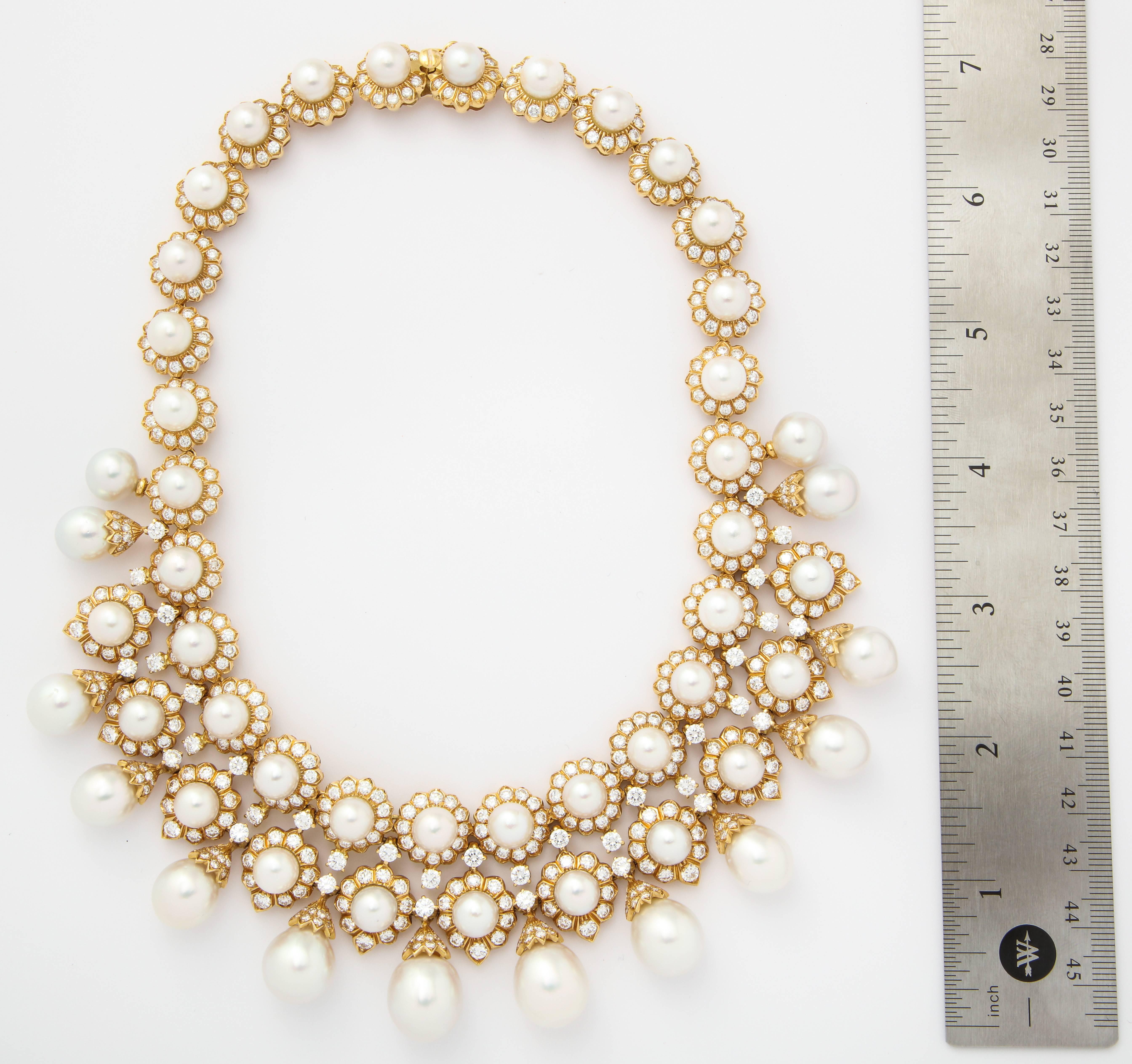 Impressive Cultured Pearl and Diamond Parure Set

Very fine quality diamonds. Weight approx 55-60 ct

Matching necklace, earrings and brooch.

Earrings have detachable pearls: "Day and night"