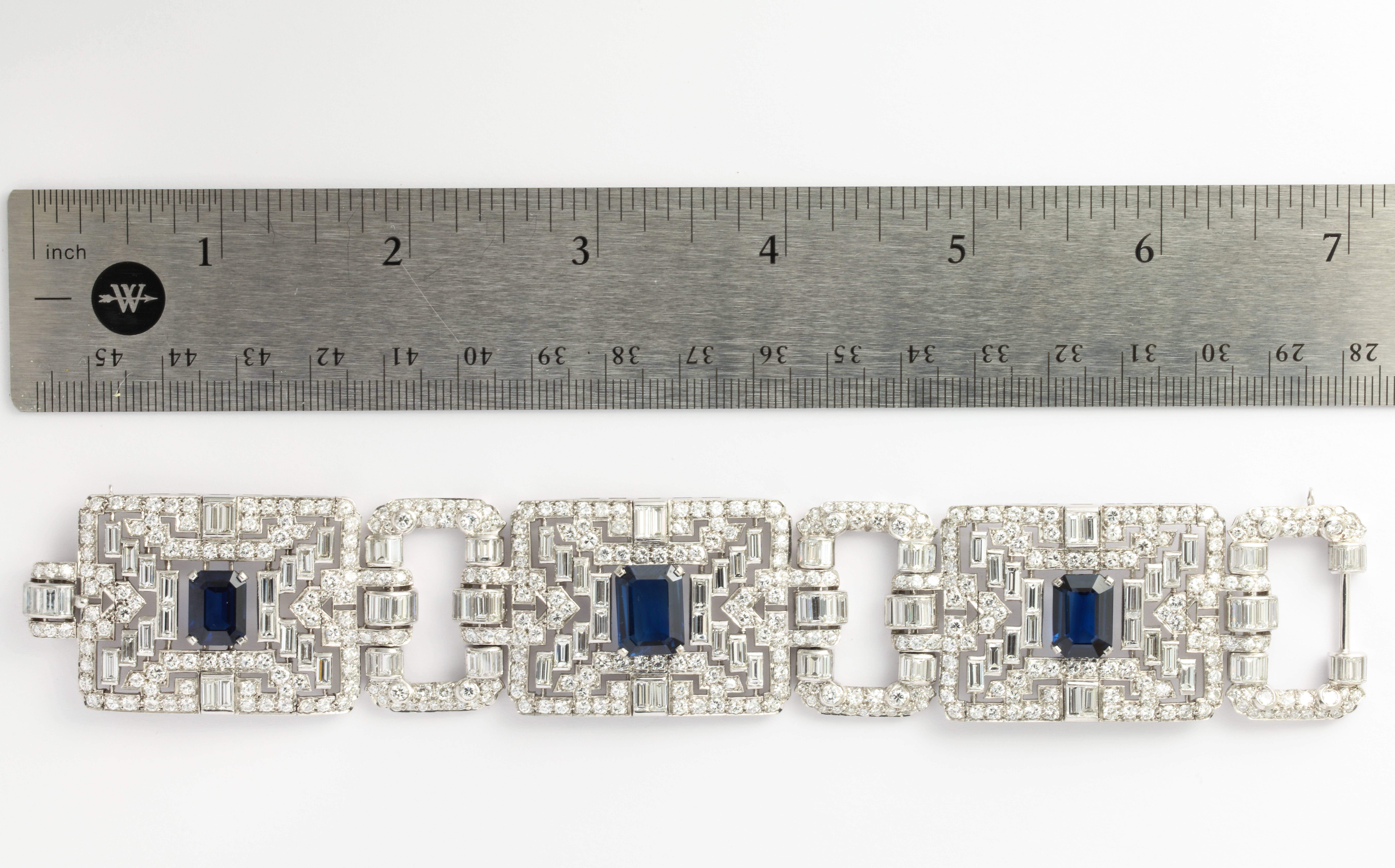 Breites Art-déco-Armband mit Diamanten und Saphiren (Smaragdschliff) im Angebot