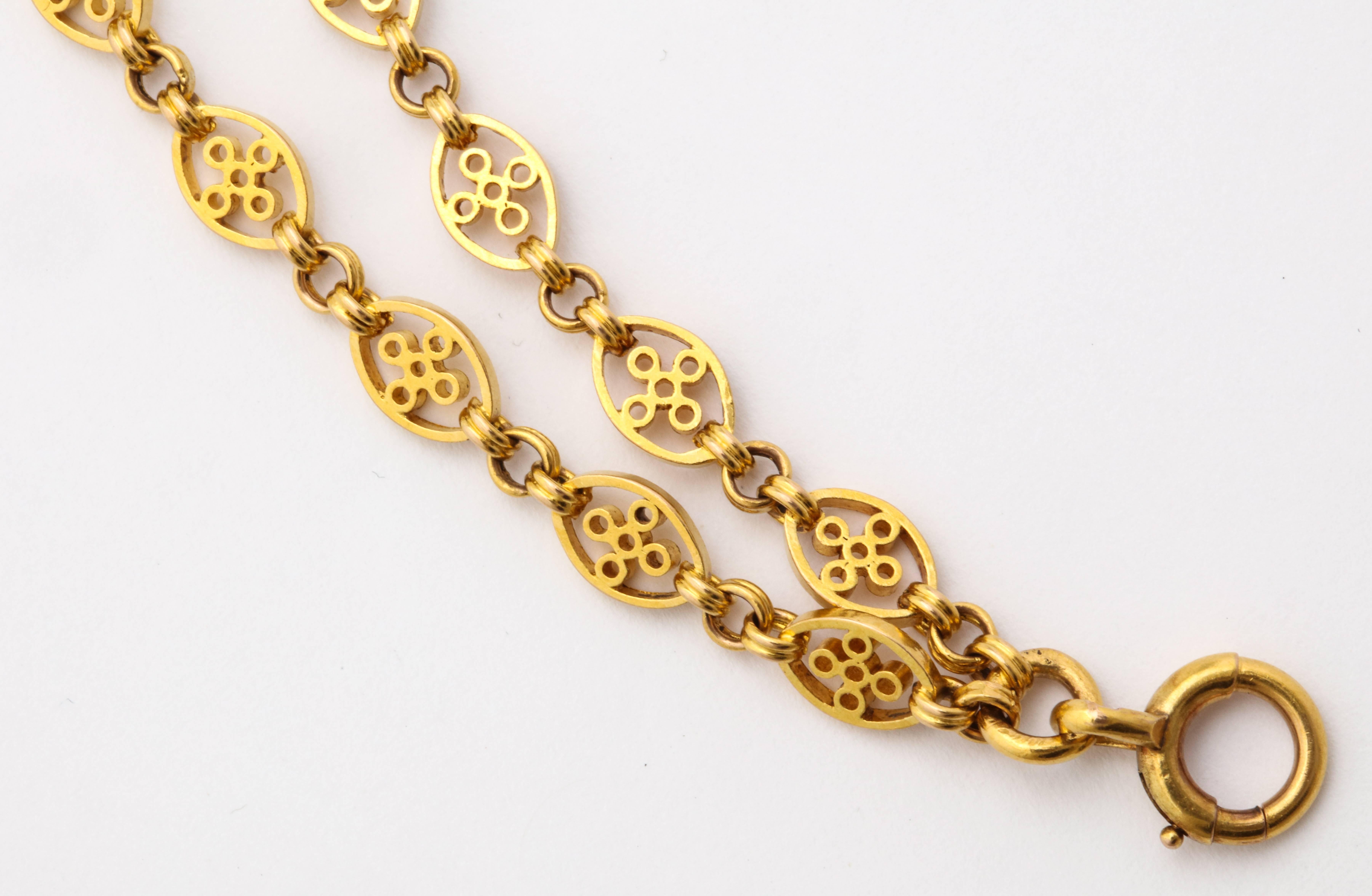 Una raffinata catena Art Deco francese in filigrana d'oro

Oro 18 carati

Marchi francesi

Realizzato in Francia nel 1920 circa

Una lunghezza davvero impressionante di 54 pollici
