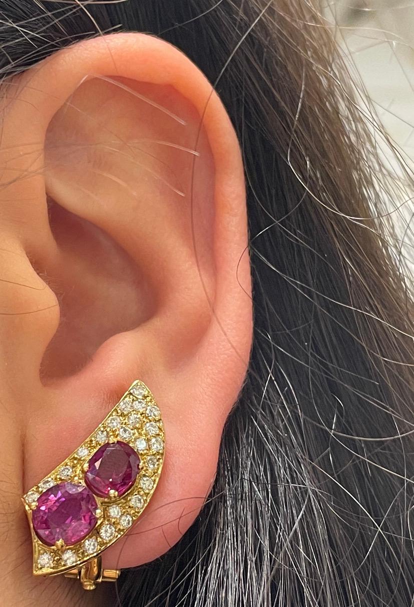Rubin- und Diamant-Ohrringe 

Ein Paar Ohrringe, besetzt mit zwei Rubinen im Ovalschliff und Diamanten im Rundschliff.

Ungefähre Gewichte
Rubine: 4,90 Karat
Diamanten: 1,35 Karat

Misst ungefähr 0,75