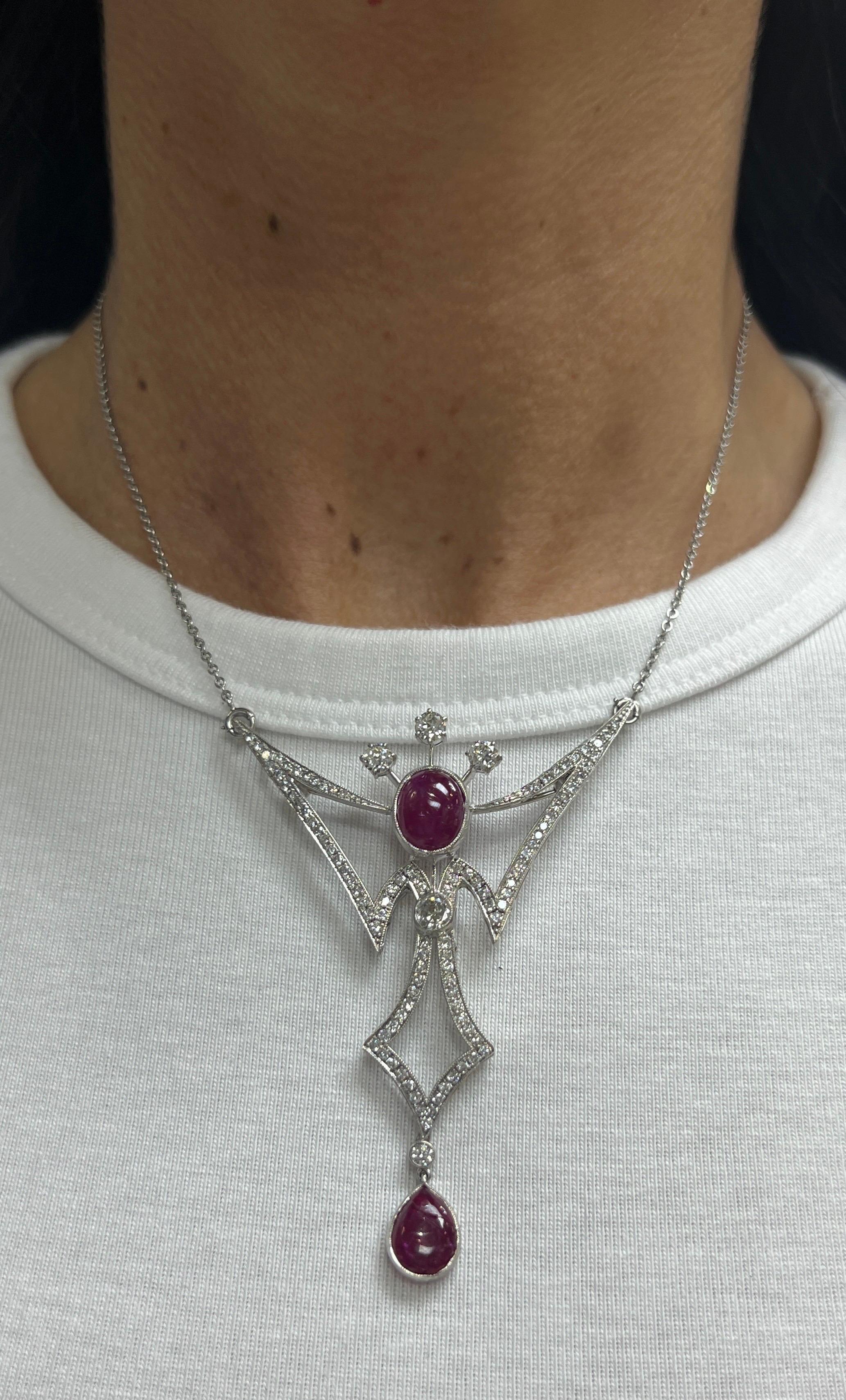 Collana con ciondolo in rubino e diamanti cabochon

 Una collana con un ciondolo con due rubini cabochon e diamanti taglio rotondo. Il ciondolo è rimovibile e può essere indossato come spilla.

Peso del rubino taglio ovale: circa 4,08 carati 
Forma