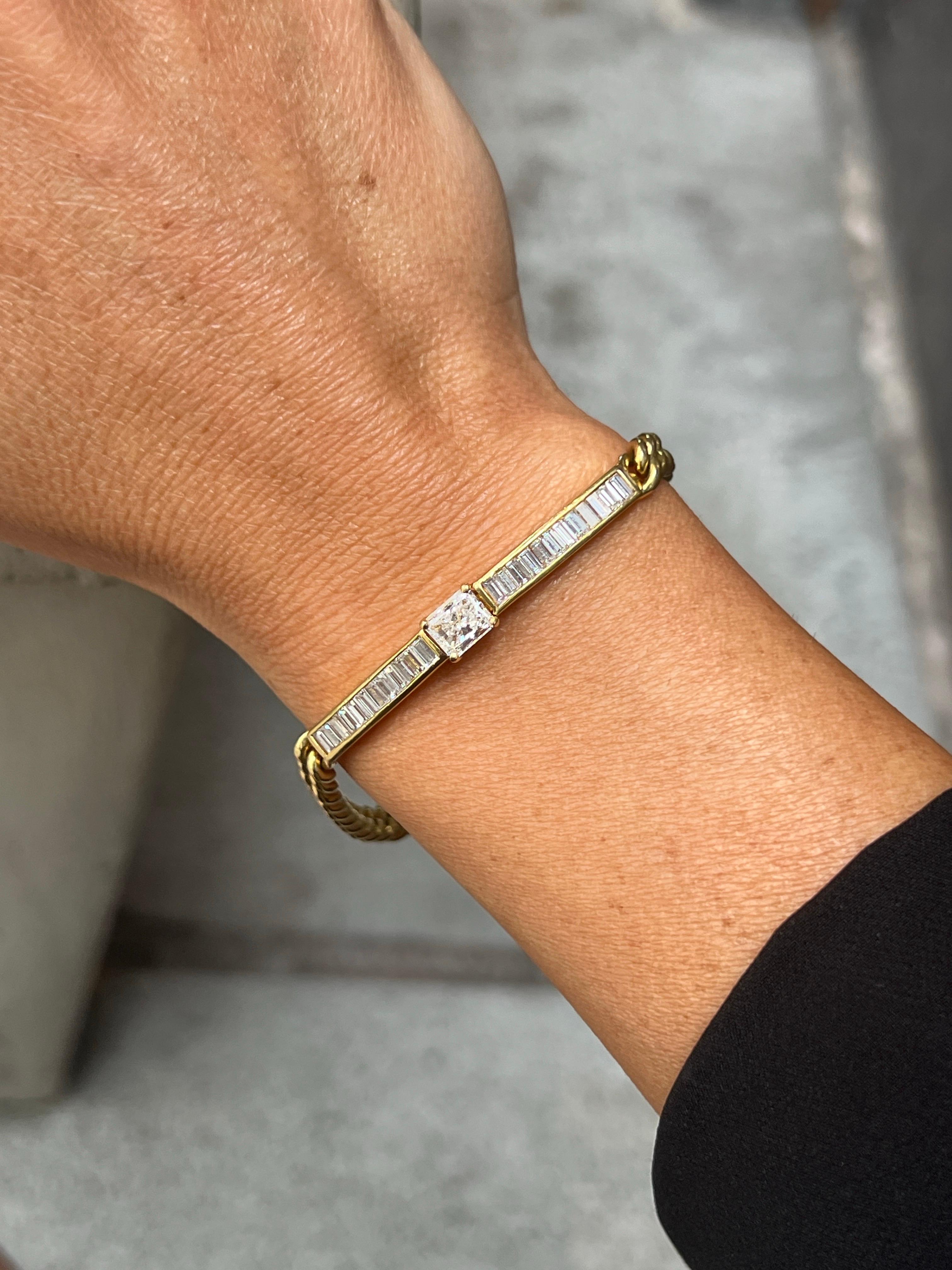 Pulsera cubana de eslabones con diamantes

Pulsera cubana de eslabones engastada con diamantes talla baguette y un diamante talla princesa más grande en el centro.

Peso del diamante central talla princesa: aproximadamente 1,00 quilates

Medidas: 7