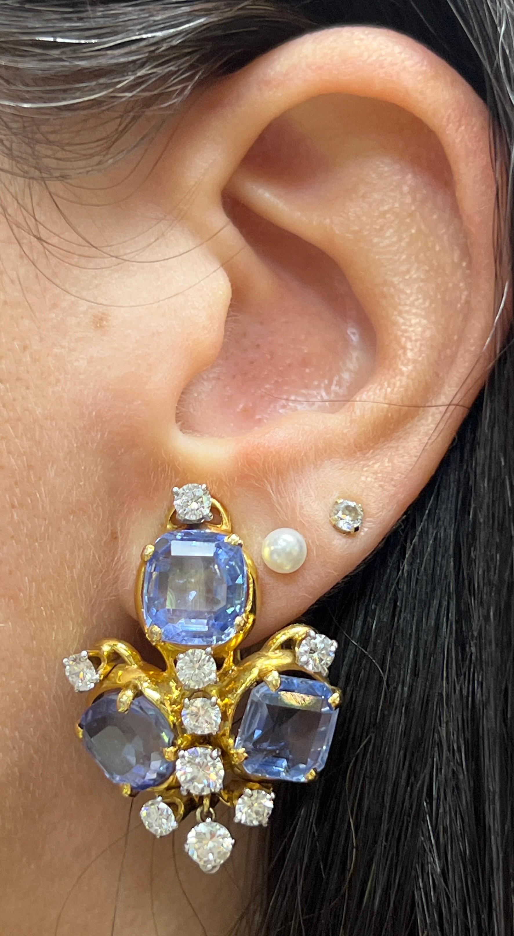 Boucles d'oreilles saphir et diamant

Paire de boucles d'oreilles composée de six saphirs de forme coussin et de 18 diamants de taille ronde. Un diamant rond détachable est suspendu au bas de la médaille.

Poids du saphir : environ 24.50