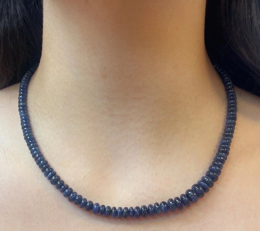 Collana di perle di zaffiro 

Collana a filo singolo con perle di zaffiro e chiusura a forma di sfera con diamanti rotondi incastonati

Lunghezza approssimativa: 18 pollici
Tipo di metallo: Oro bianco 18 carati 