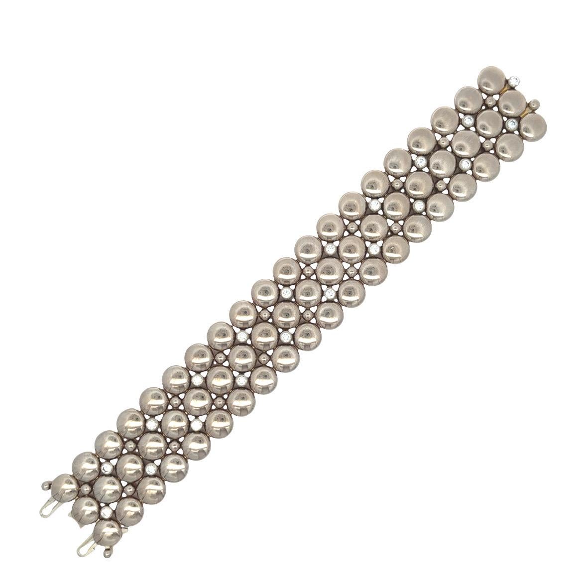 Cartier Bracciale reversibile bicolore in oro e diamanti

Bracciale reversibile di Cartier, della collezione Honeymoon, composto da tre file di dischi d'oro rotondi. Un lato è in oro giallo, l'altro in oro bianco, con diamanti di taglio rotondo