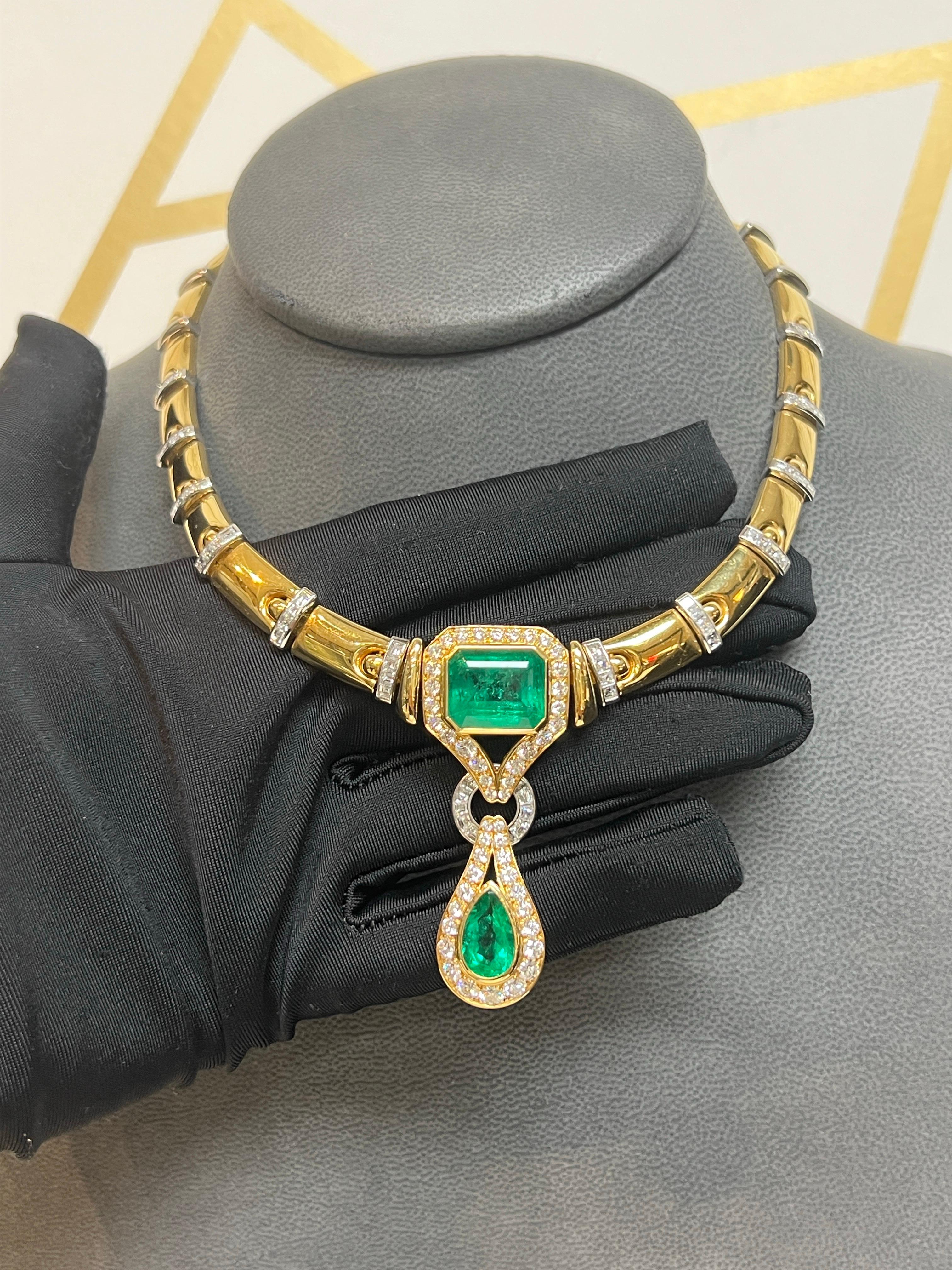 Collier et boucles d'oreilles en émeraudes et diamants Excellent état - En vente à New York, NY