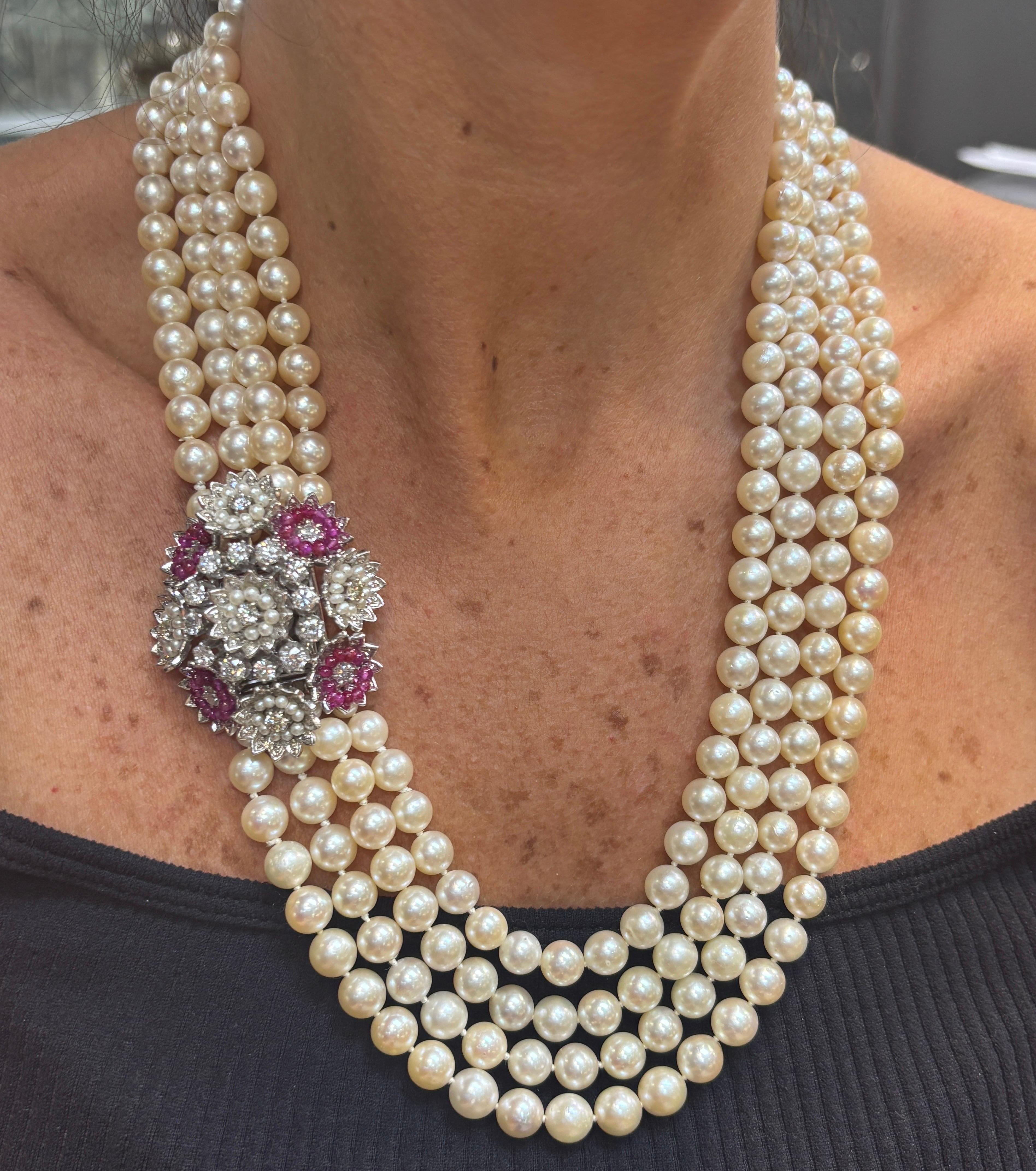 Taille ronde Collier de perles à quatre rangs avec rubis et diamants en vente