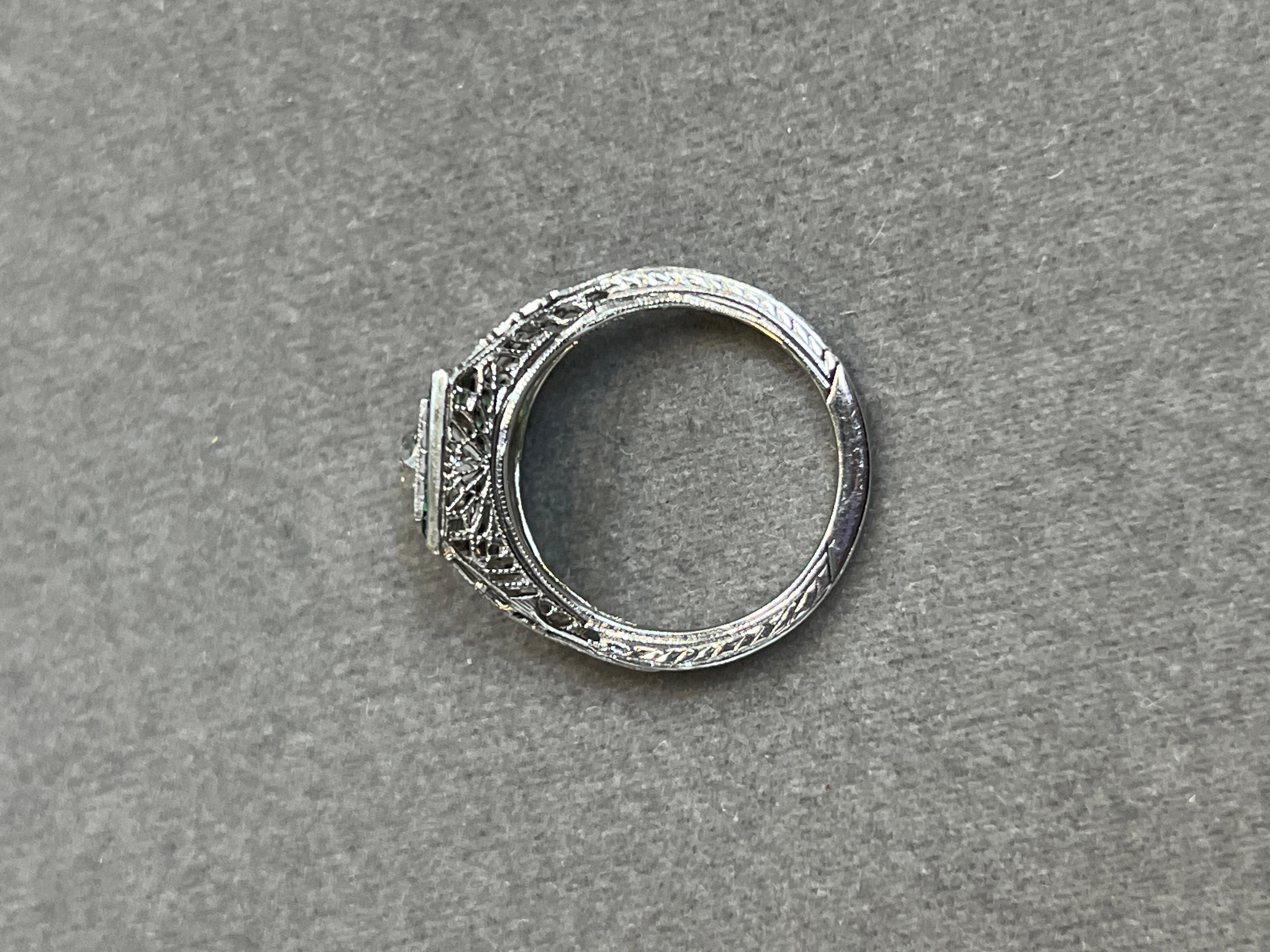 Art déco-Ring mit Smaragd und Diamant im Zustand „Hervorragend“ im Angebot in New York, NY