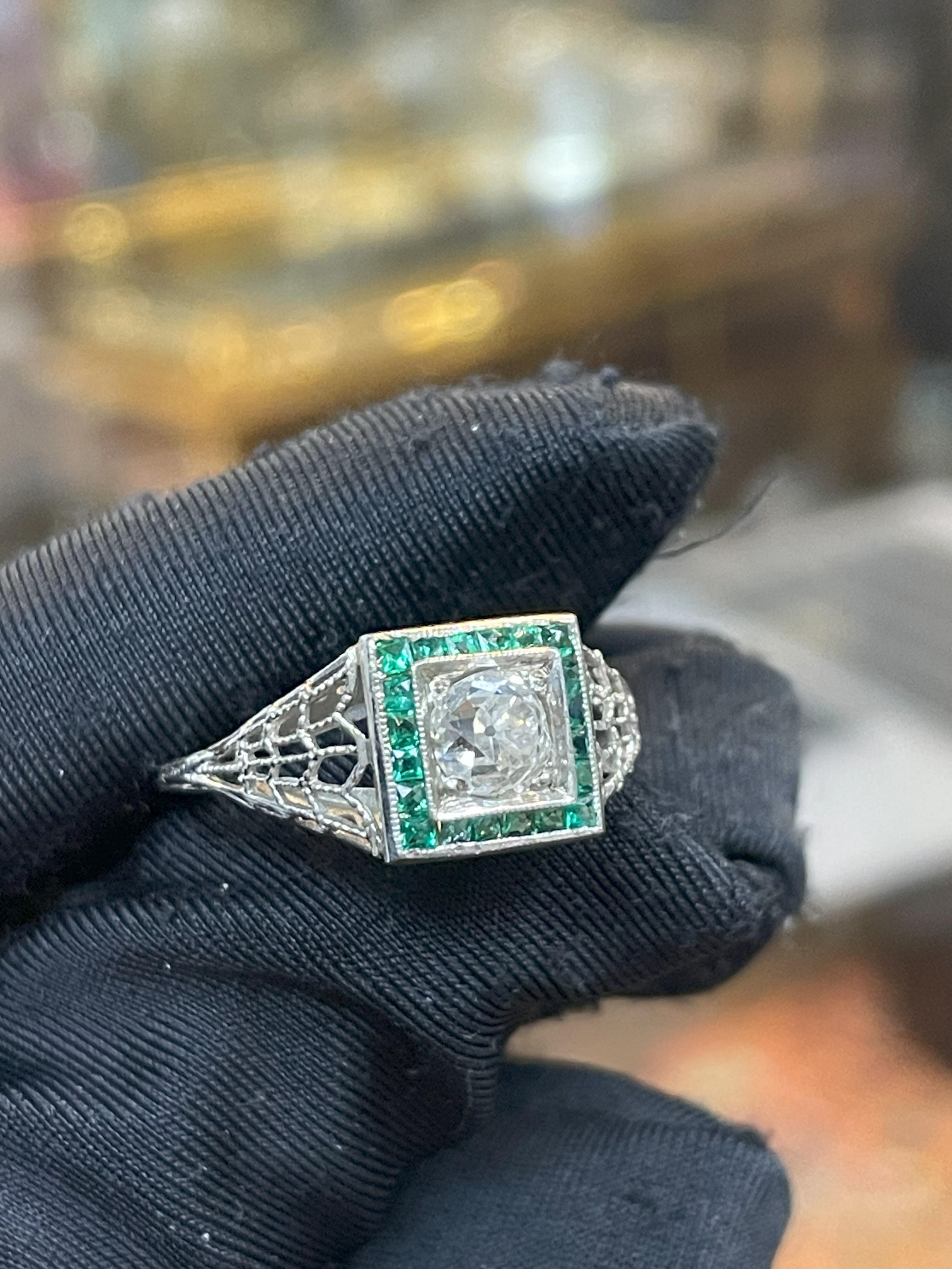 Art déco-Ring mit Smaragd und Diamant (Gemischter Schliff) im Angebot