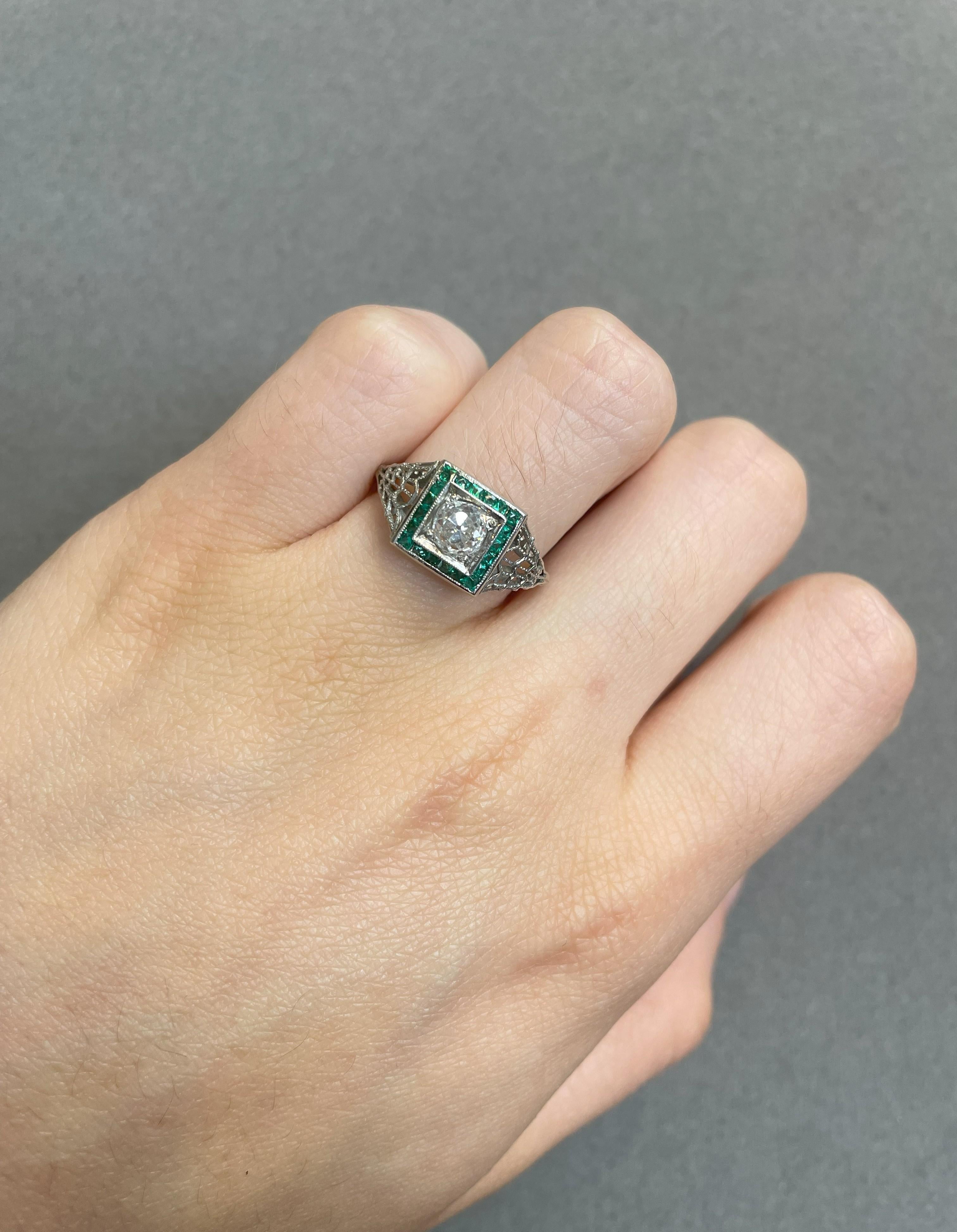 Art déco-Ring mit Smaragd und Diamant

Ein Art-Deco-Ring aus Weißgold, besetzt mit einem Diamanten im Kissenschliff, akzentuiert durch Smaragde im Quadratschliff

Ungefähres Smaragdgewicht: .55
Ungefähres Diamantgewicht: .69
Ringgröße:
