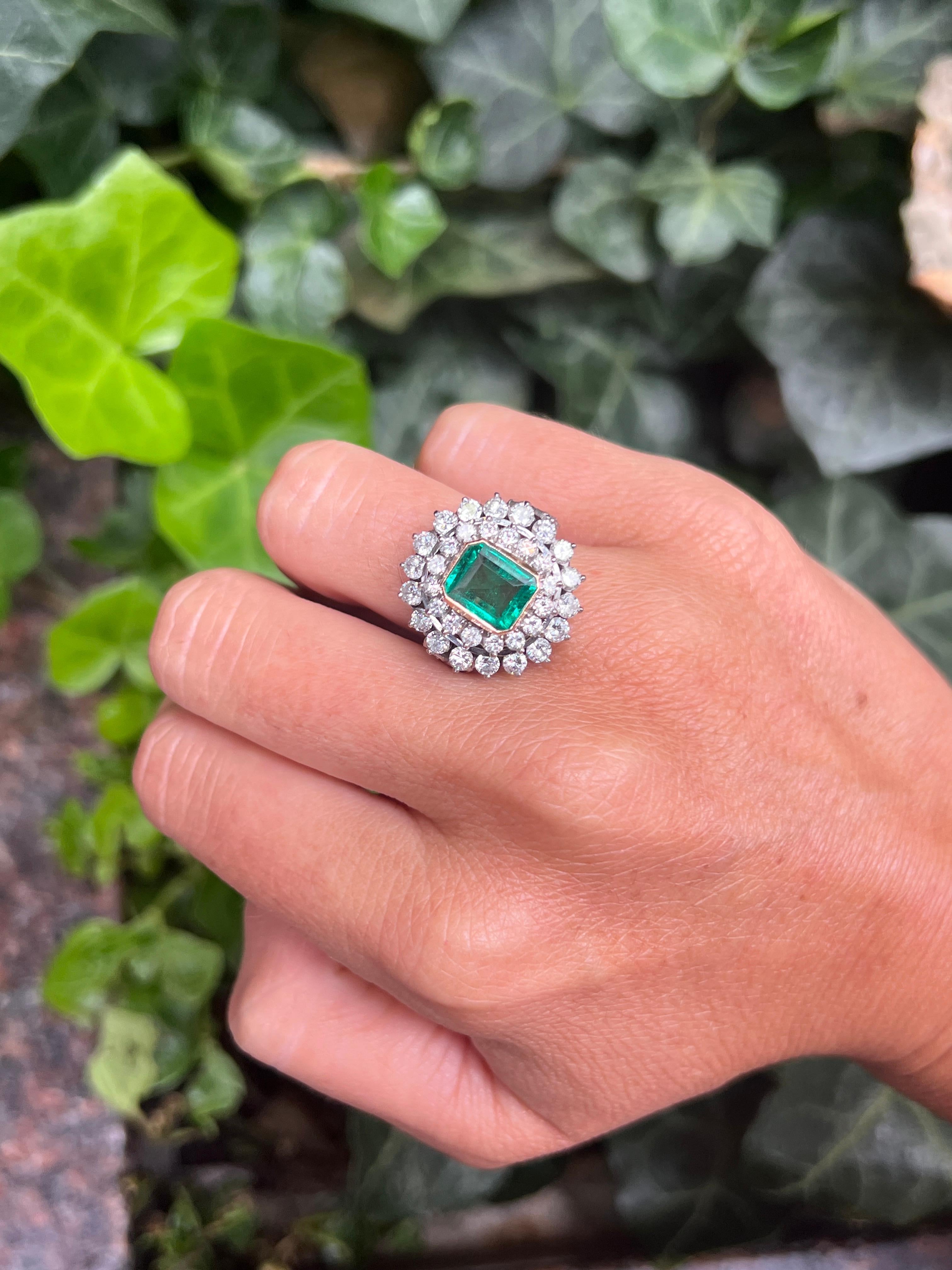 Smaragd & Diamant Ring

Ein Ring mit einem Smaragd in der Mitte, umgeben von zwei Reihen Diamanten im Rundschliff.

Smaragd Gewicht: ca. 1.85 Karat 
Gewicht des Diamanten: ca. 2,06 Karat 

Ring Größe: 7.5

Kostenfreie Größenanpassung

Metall Typ: 14
