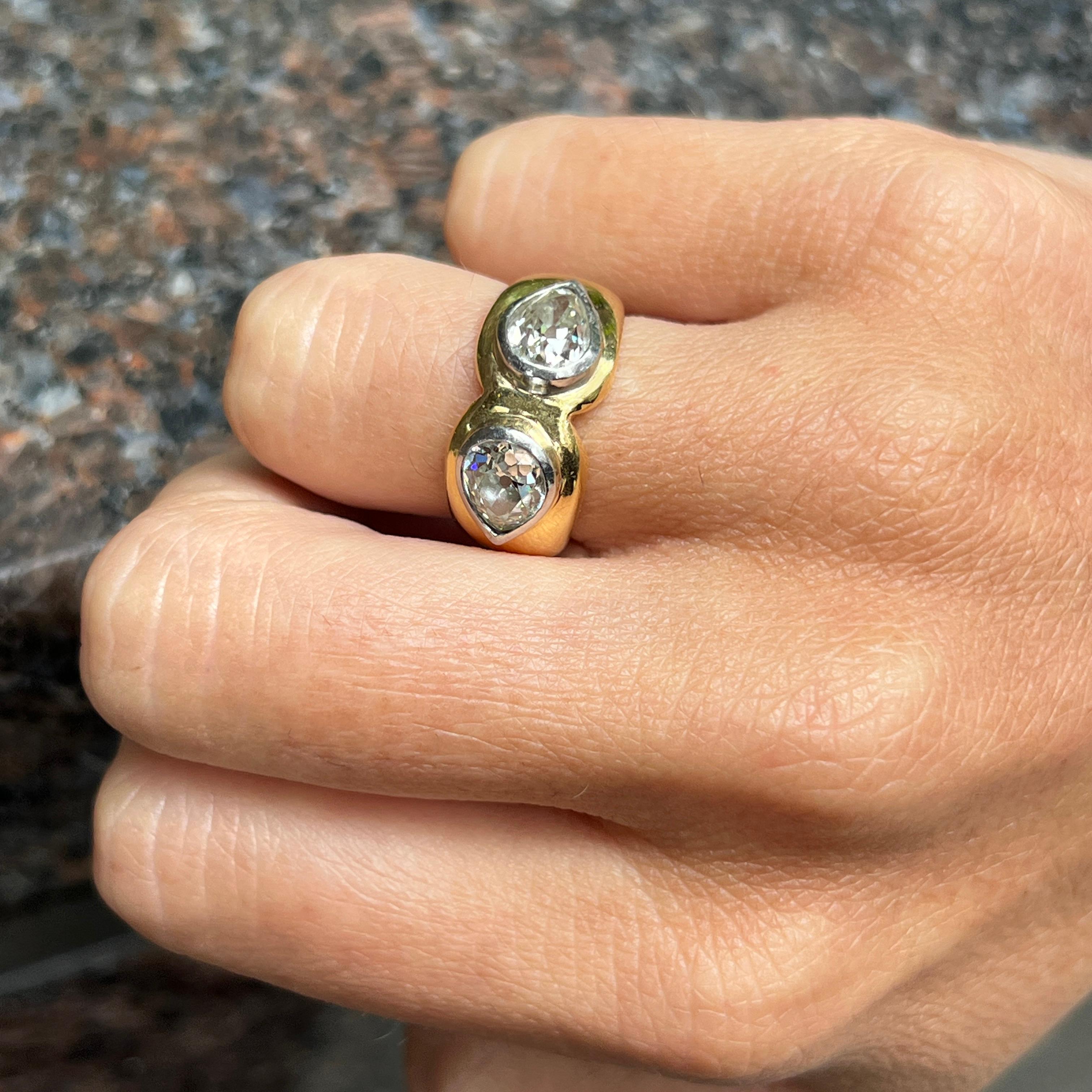 Anello con diamante a forma di pera

Un anello con due diamanti taglio antico a forma di pera incastonati l'uno accanto all'altro per un totale di circa 2,30 carati.

Misura dell'anello: 4,75
Peso in grammi: 11,1 grammi 
Tipo di metallo:  Oro giallo