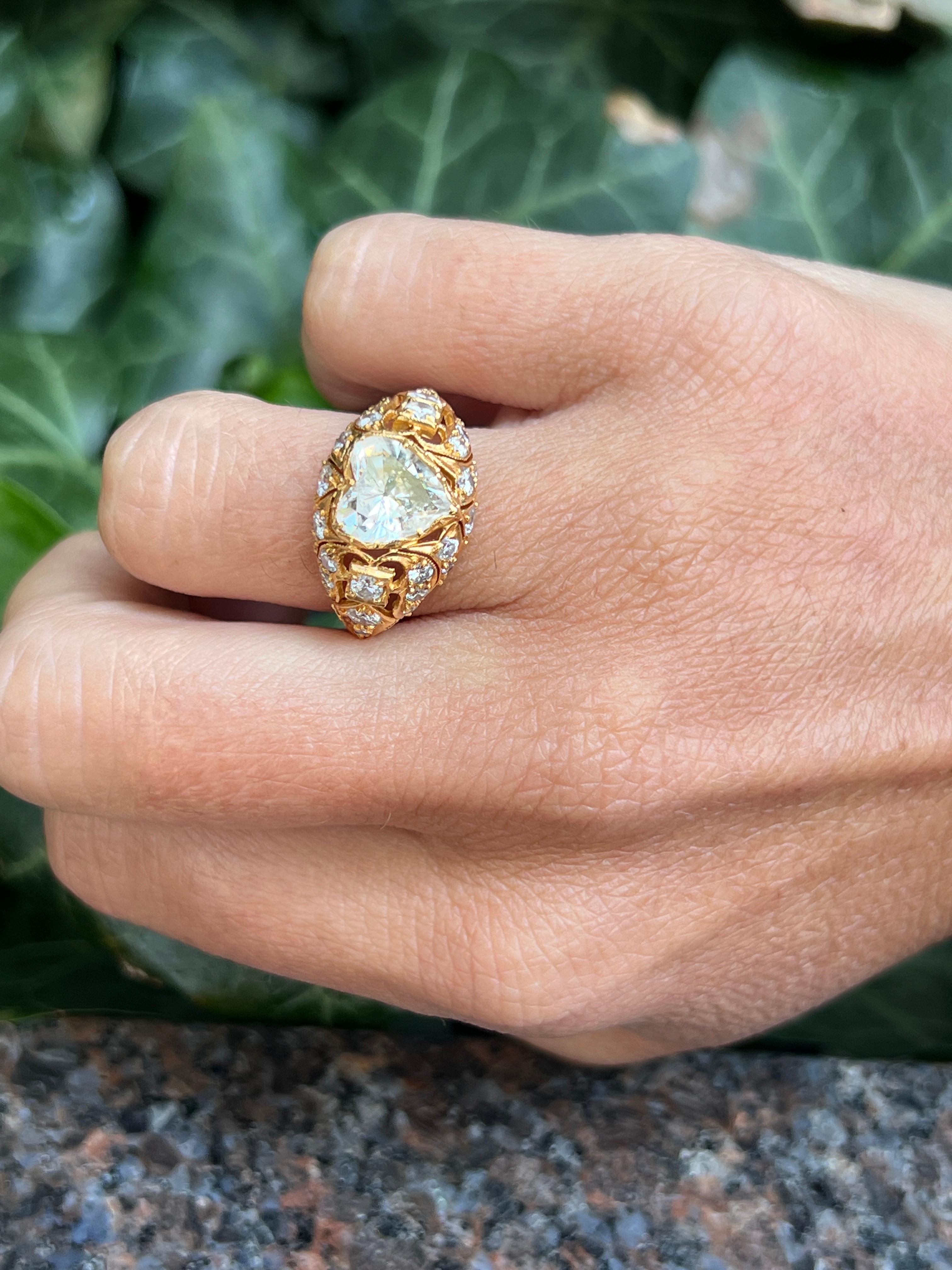 Anello con diamante a forma di cuore

Un anello con un diamante centrale a forma di cuore circondato da diamanti laterali a taglio rotondo.

Peso del diamante centrale: circa 2,00 carati 

Misura dell'anello: 6.25

Ridimensionamento gratuito 

Peso