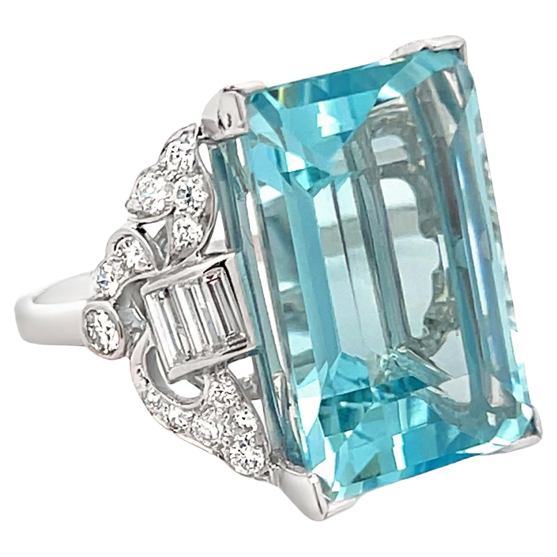 Anello grande con acquamarina e diamanti