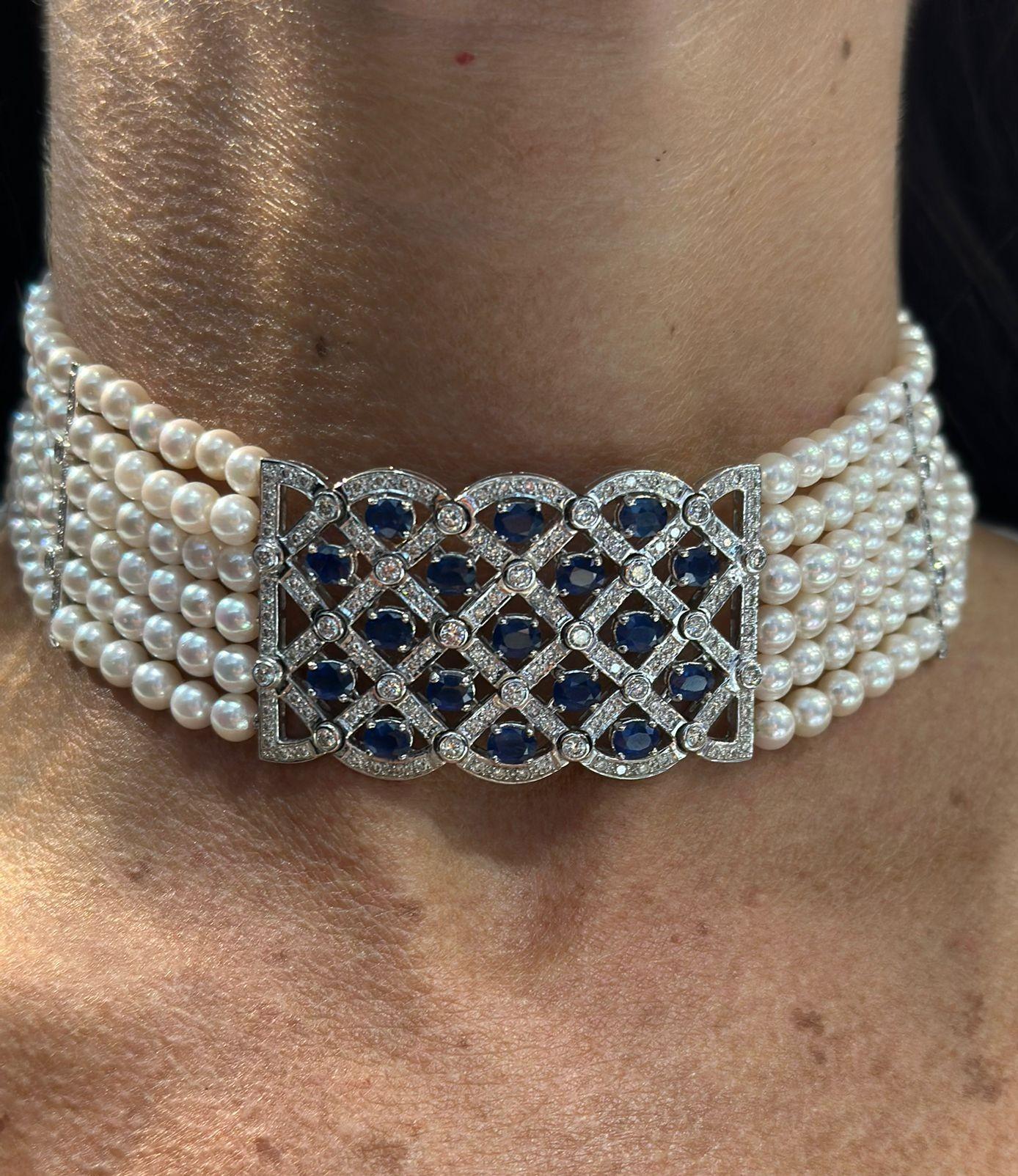 Halskette mit Perlen und Saphiren

Ein Halsband mit sechs Strängen aus Zuchtperlen, die mit Diamanten besetzt sind, und einem zentralen Anhänger mit Diamanten und 17 Saphiren im Ovalschliff. 

Ungefähre Länge: 14 Zoll
Metall Typ: 18 Karat Weißgold 