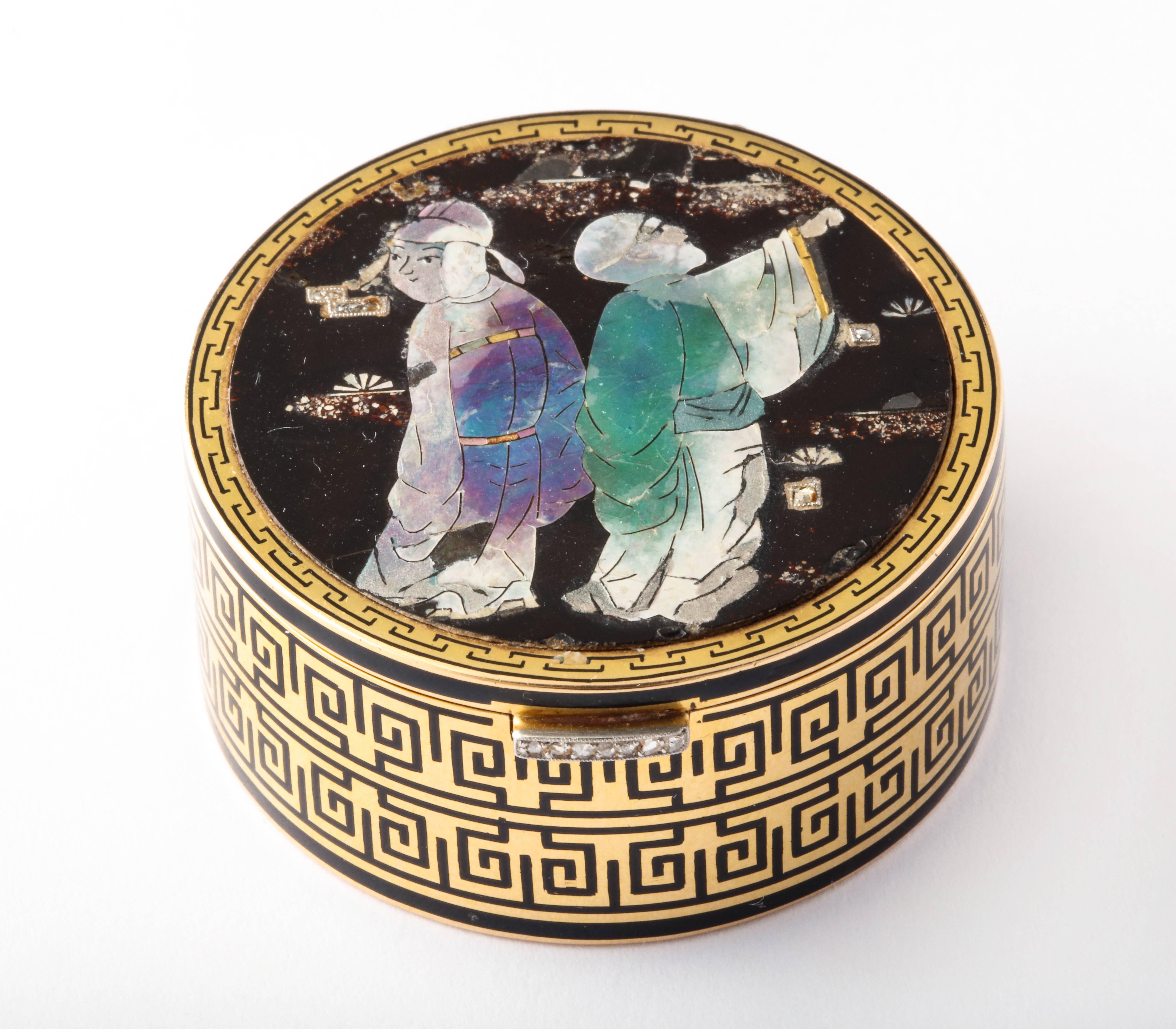 Art Deco Cartier Paris Chinoiserie Lack Burgaute Emaille Gold Pill Box im Angebot 2
