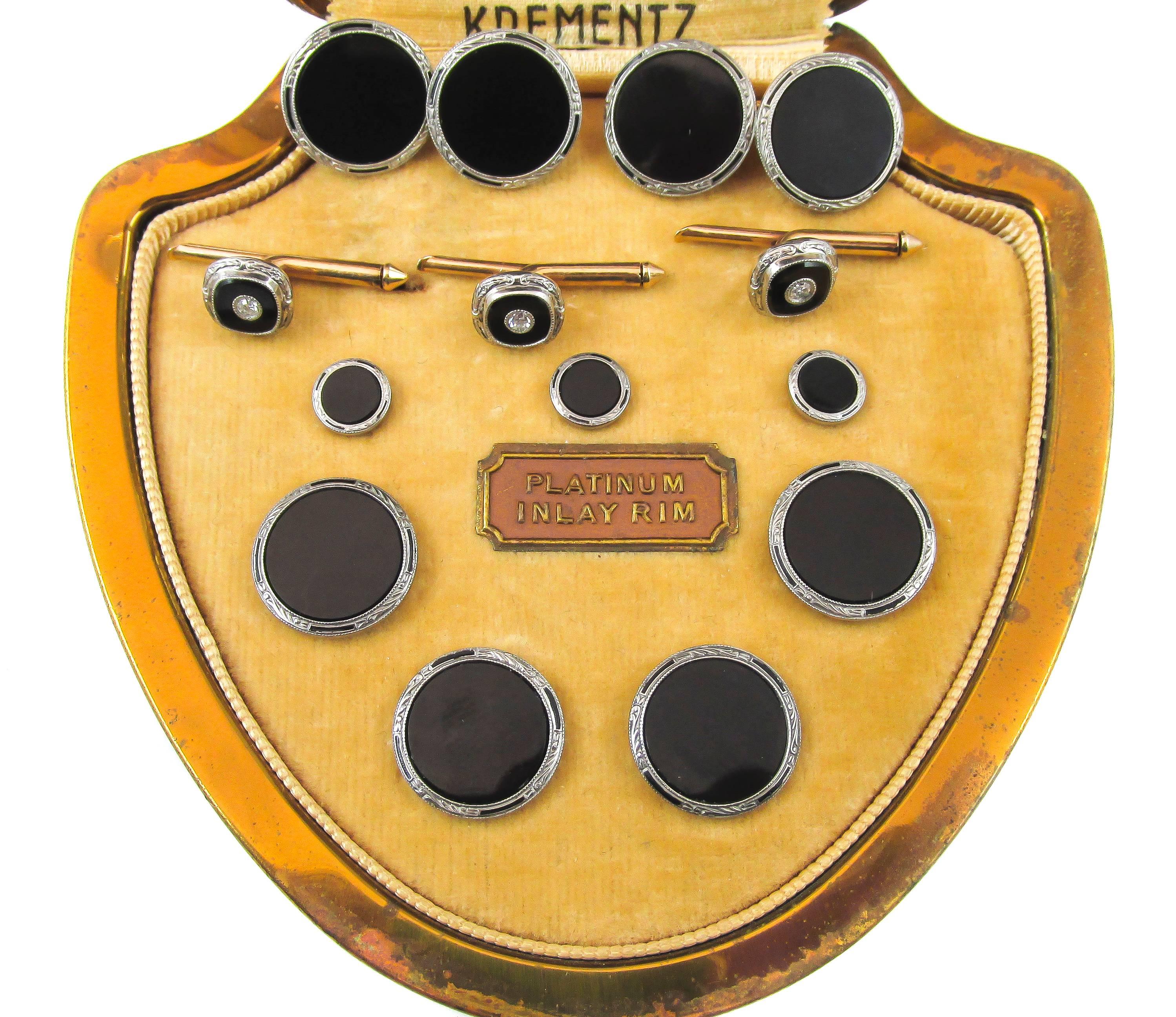 Une belle parure en platine:: or 14:: onyx noir et émail noir:: comprenant une paire de boutons de manchette:: quatre boutons et trois clous:: complète avec une boîte adaptée. 

Des détails circulaires en onyx noir:: entourés de délicats motifs de