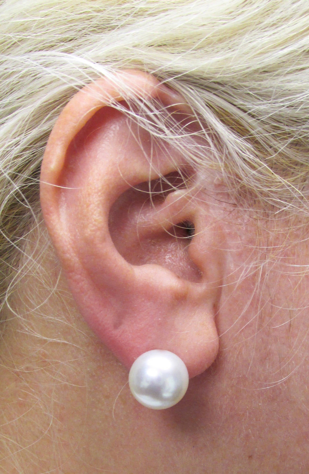 South Sea Pearl Stud Earrings In Excellent Condition In New York, NY