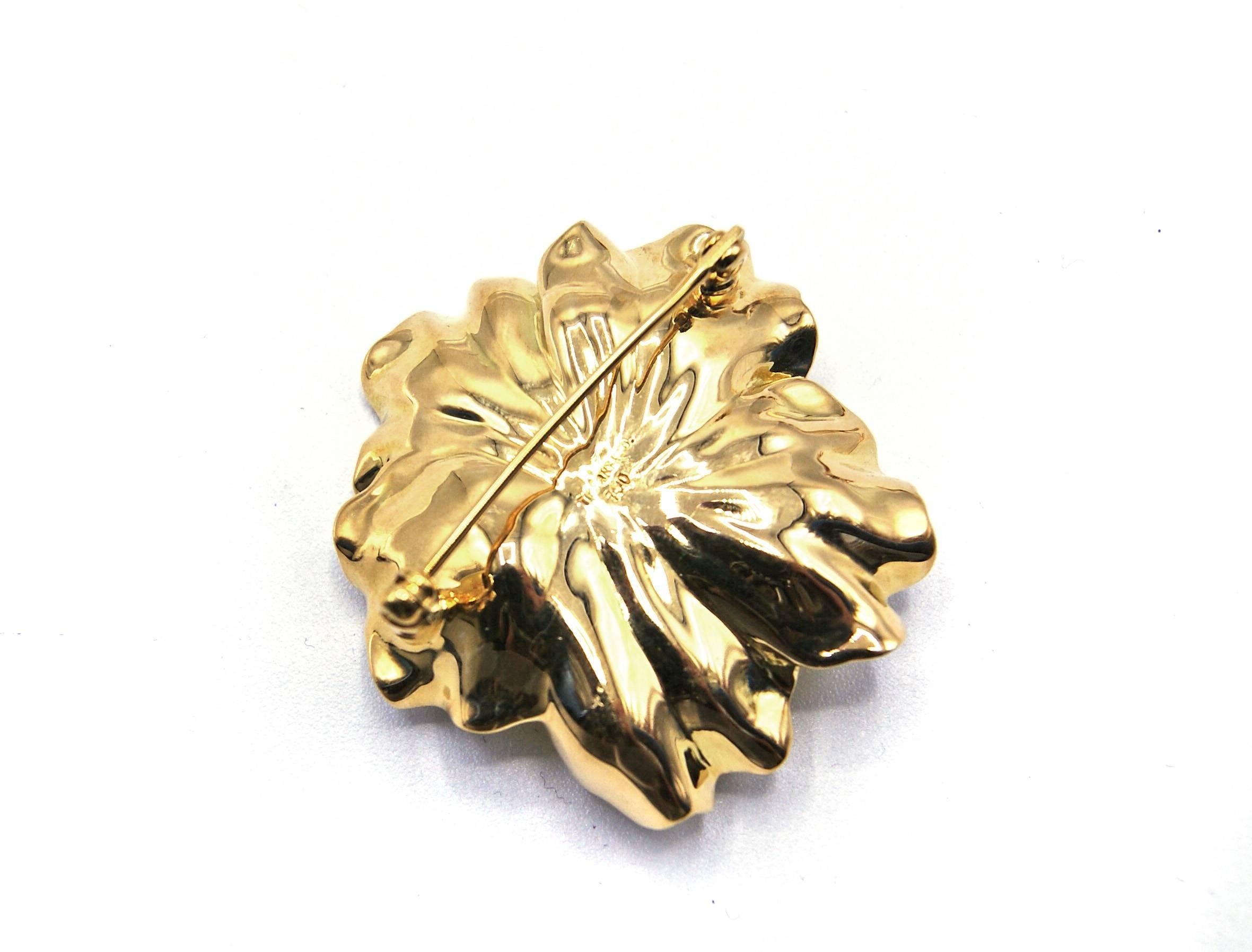 18 karat yellow gold and diamond Tiffany & Co Dogwood flower brooch. The 3 dimensional fine and textured hand crafted gold work of this brooch depicts the blossoms of the Japanese Dogwood tree which was used by Louis Comfort Tiffany in his early