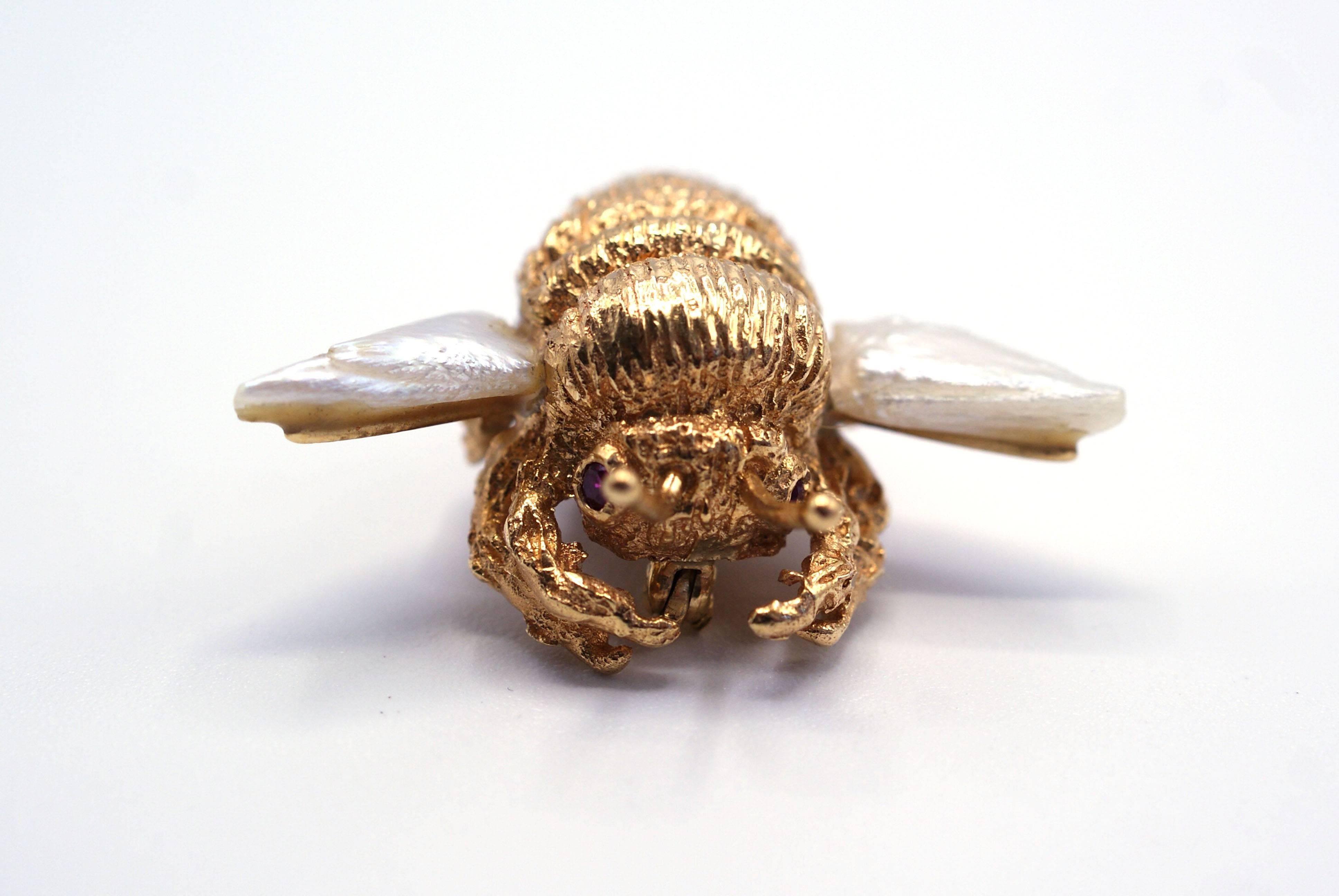 Ruser Mother-of-Pearl Ruby Gold Bumblebee Brooch In Excellent Condition In New York, NY