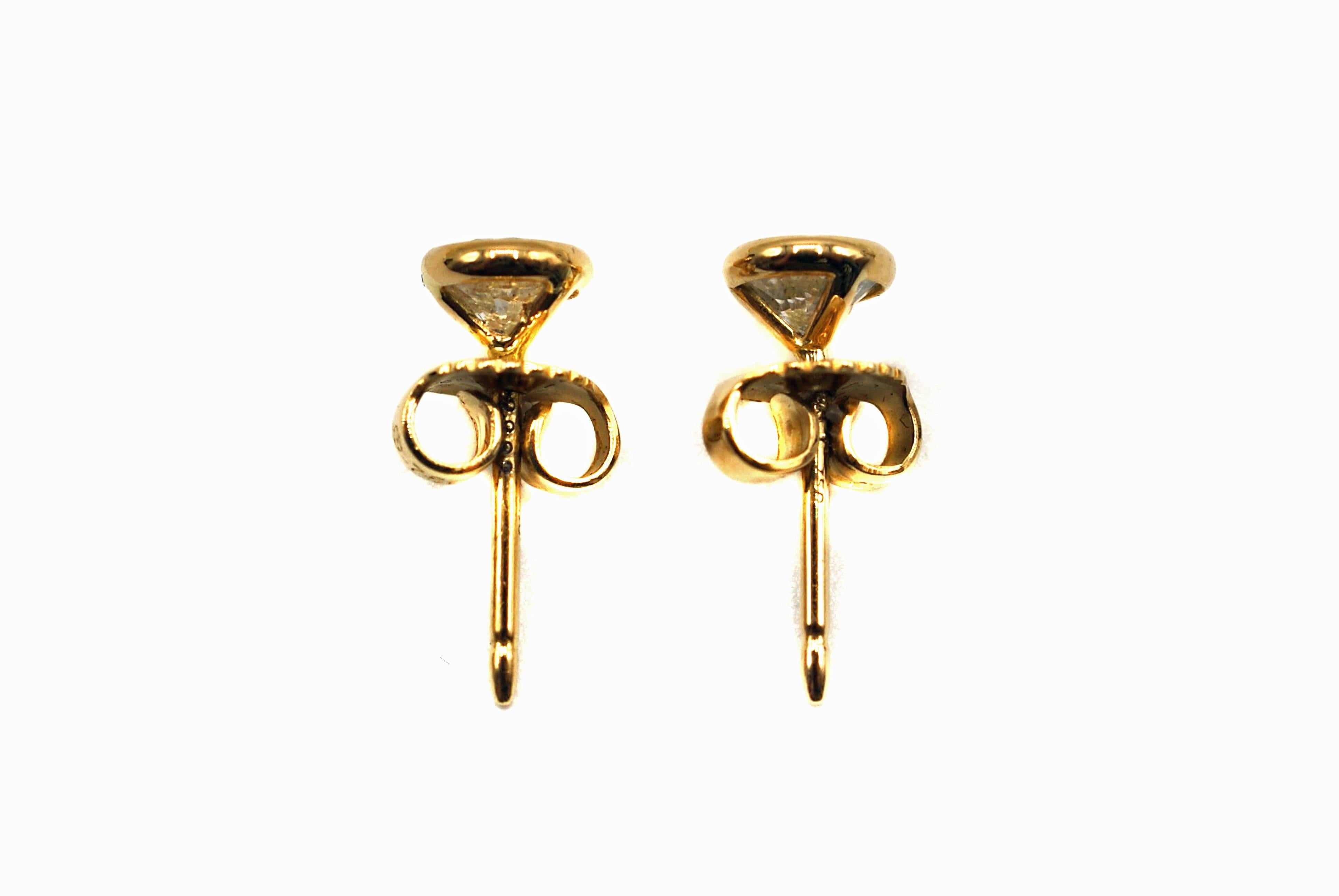 Rive Gauche Jewelry custom handcrafted 18 Karat yellow gold beautiful pair of round brilliant cut diamond stud earrings. This pair of bright, white and sparkly diamonds have an amazing spread, showing off a much larger size than their actual weight