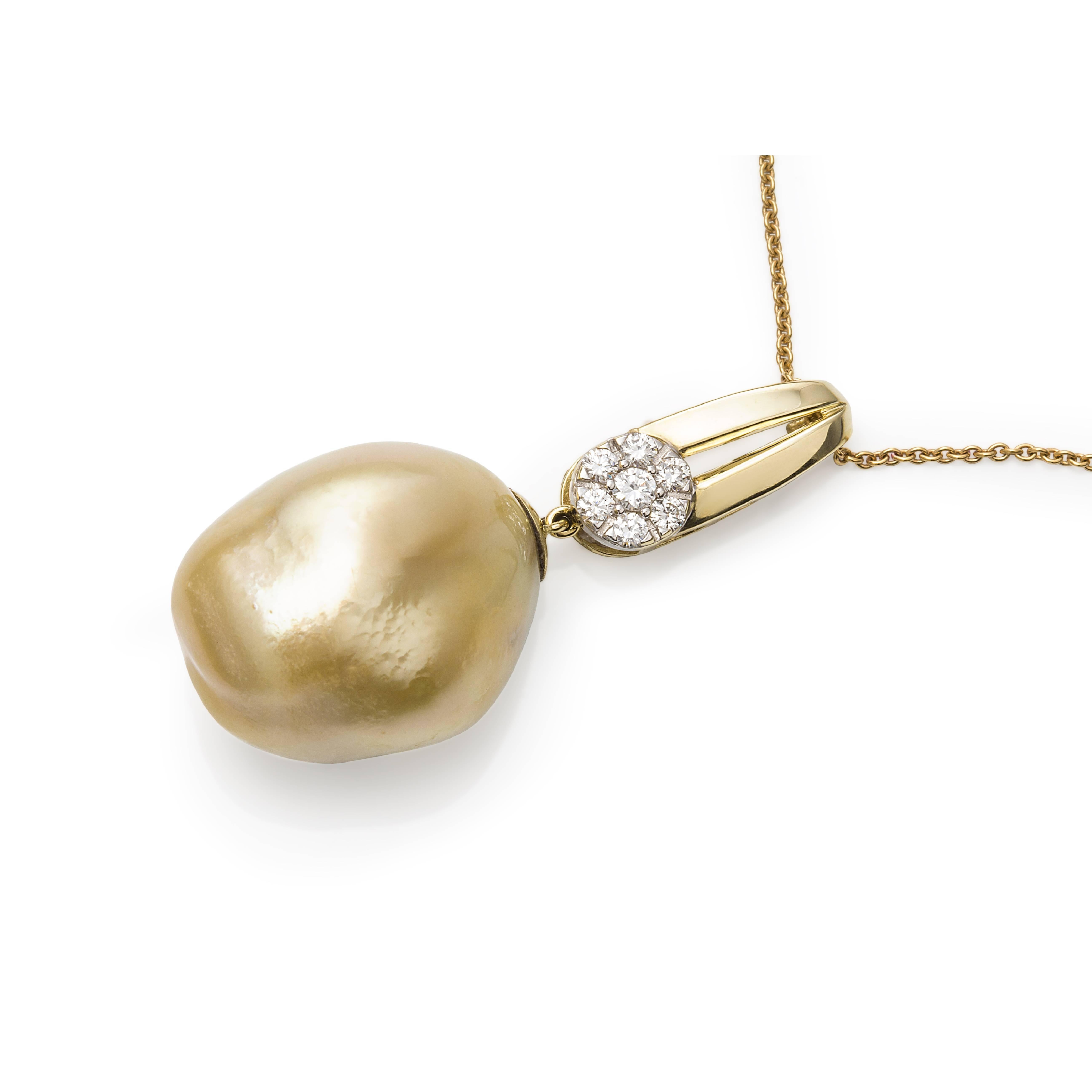 Only one piece...

Stunning baroque pearl pendant...

14 carat yellow gold oval split articulated pendant with a
claw setting holding 7 diamonds with total of 0.28 carat of white diamonds with a golden South Sea baroque pearl of 18.1 mm x 22 mm. 