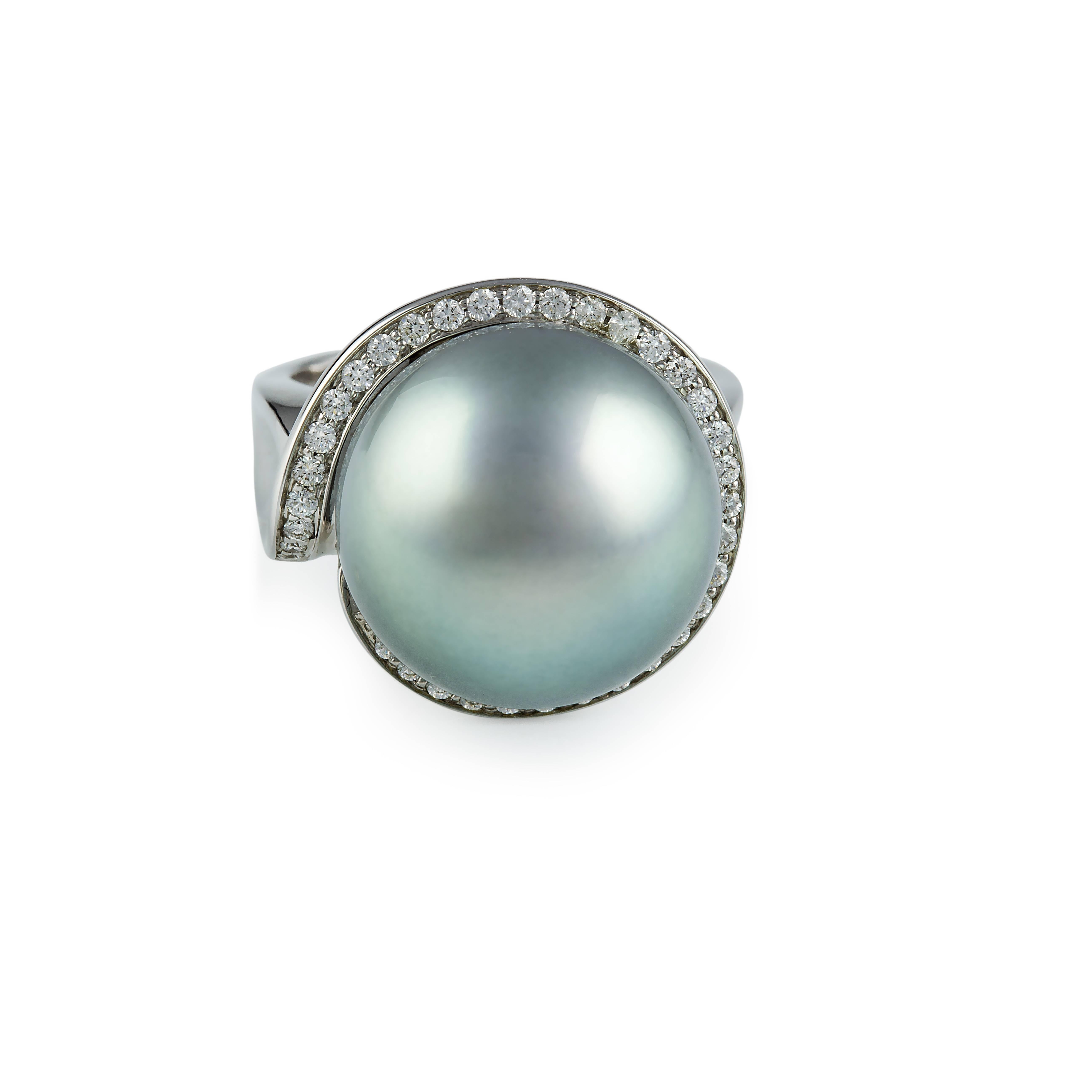 18ct white gold sold ring encircled with 0.31ct G/Si diamonds with a 15.9mm, round, high quality, light blue grey, Tahitian South Sea pearl...

This fabulous large ring sits perfectly snug on the finger with a solid band and the pearl sitting 2/3rds
