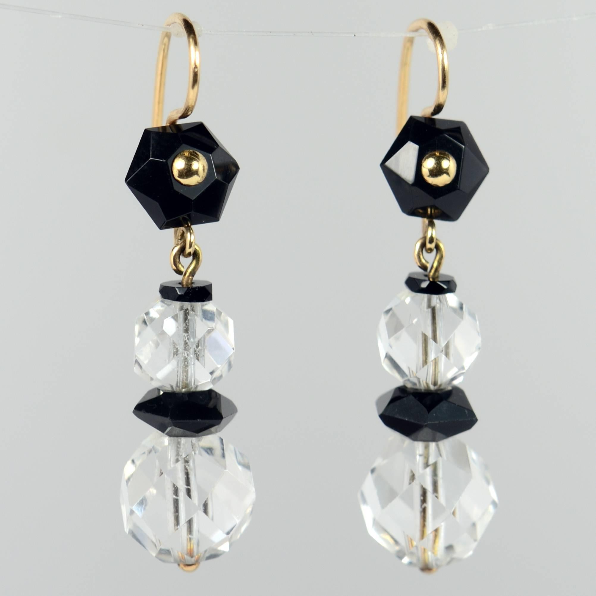 A stylish pair of earrings from the Art Deco period with faceted beads of rock crystal and black onyx suspended from 14 carat yellow gold wires. Very easy and elegant to wear.

The earrings are 4.2cm in length and are 1.1cm wide, and weigh 6.62g in
