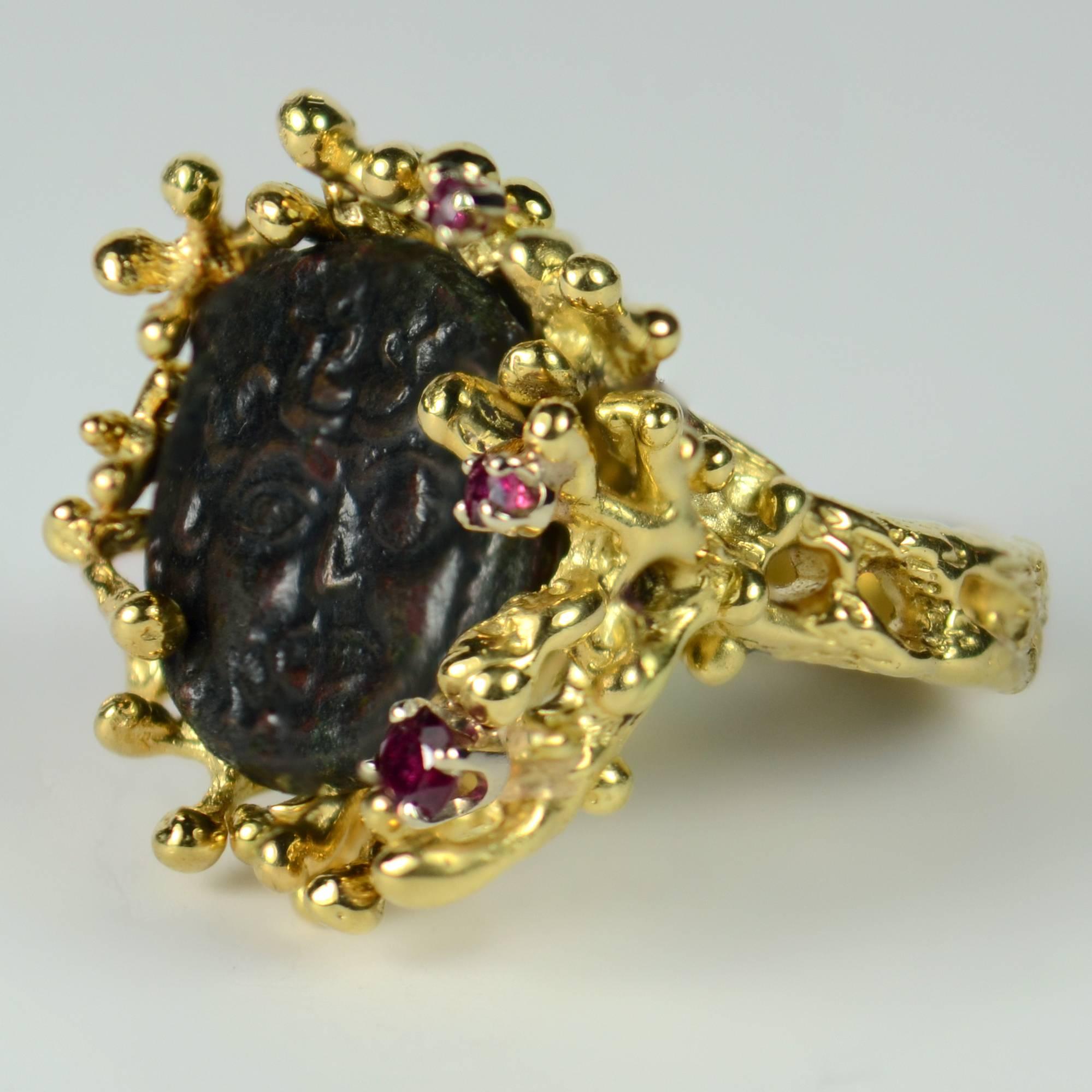 Antique Medusa Coin Ruby Gold Ring In Good Condition In London, GB