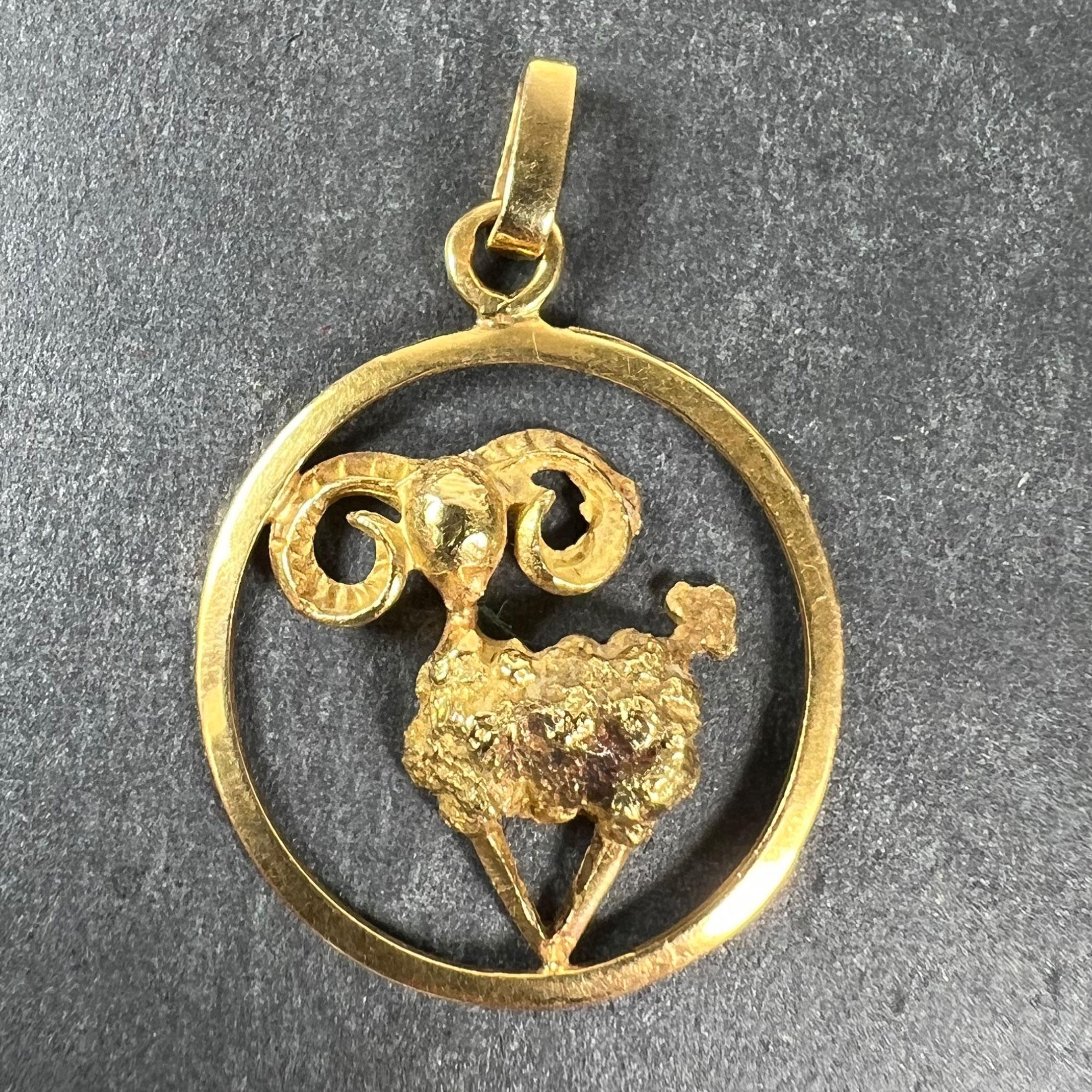Colgante francés de oro amarillo de 18 quilates (18K) con el amuleto del zodiaco Ares, diseñado como un carnero u oveja tridimensional dentro de un marco redondo. Estampado con la cabeza de águila de oro de 18 quilates y fabricación francesa y una
