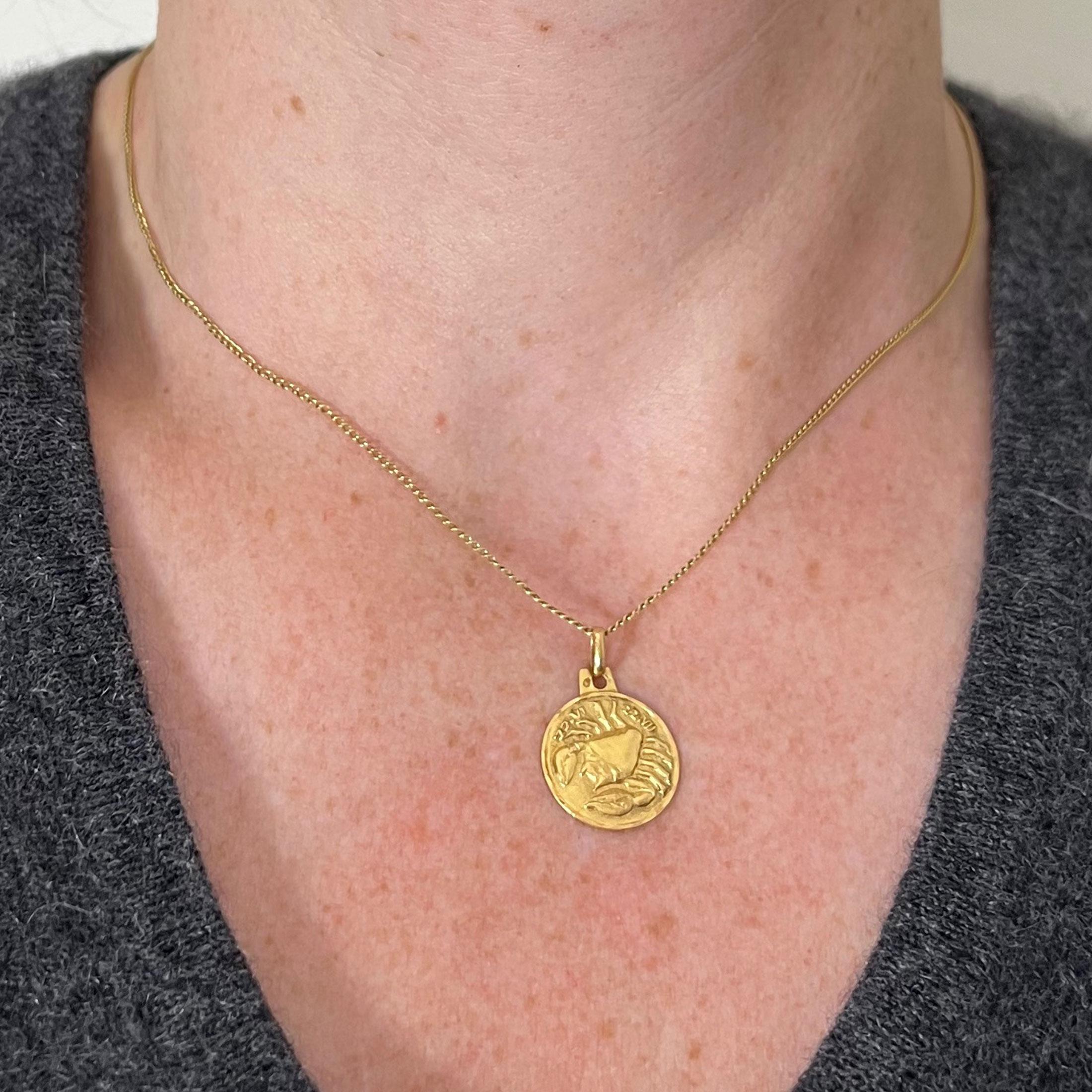 Femenino o masculino Colgante Encanto Cáncer Zodíaco Francés de Oro Amarillo de 18 Kilates en venta