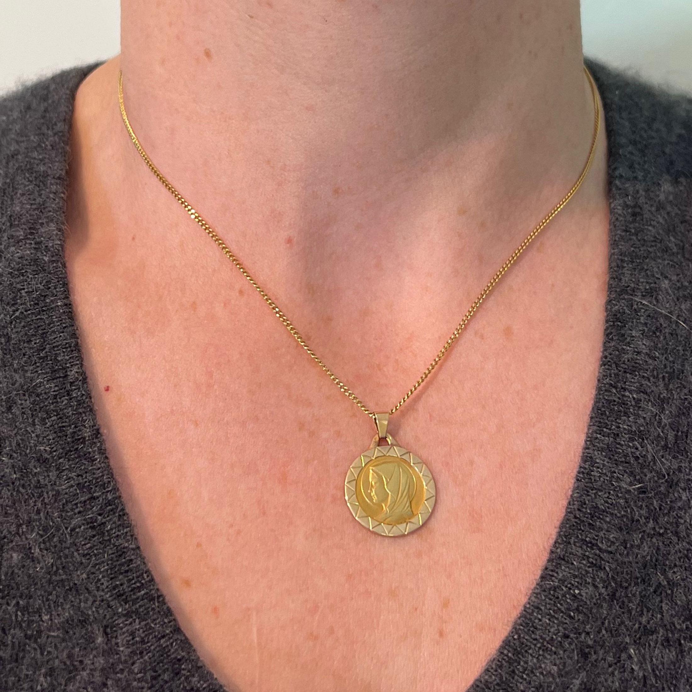 Pendentif médaille de la Vierge Marie en or jaune 18 carats Pour femmes en vente