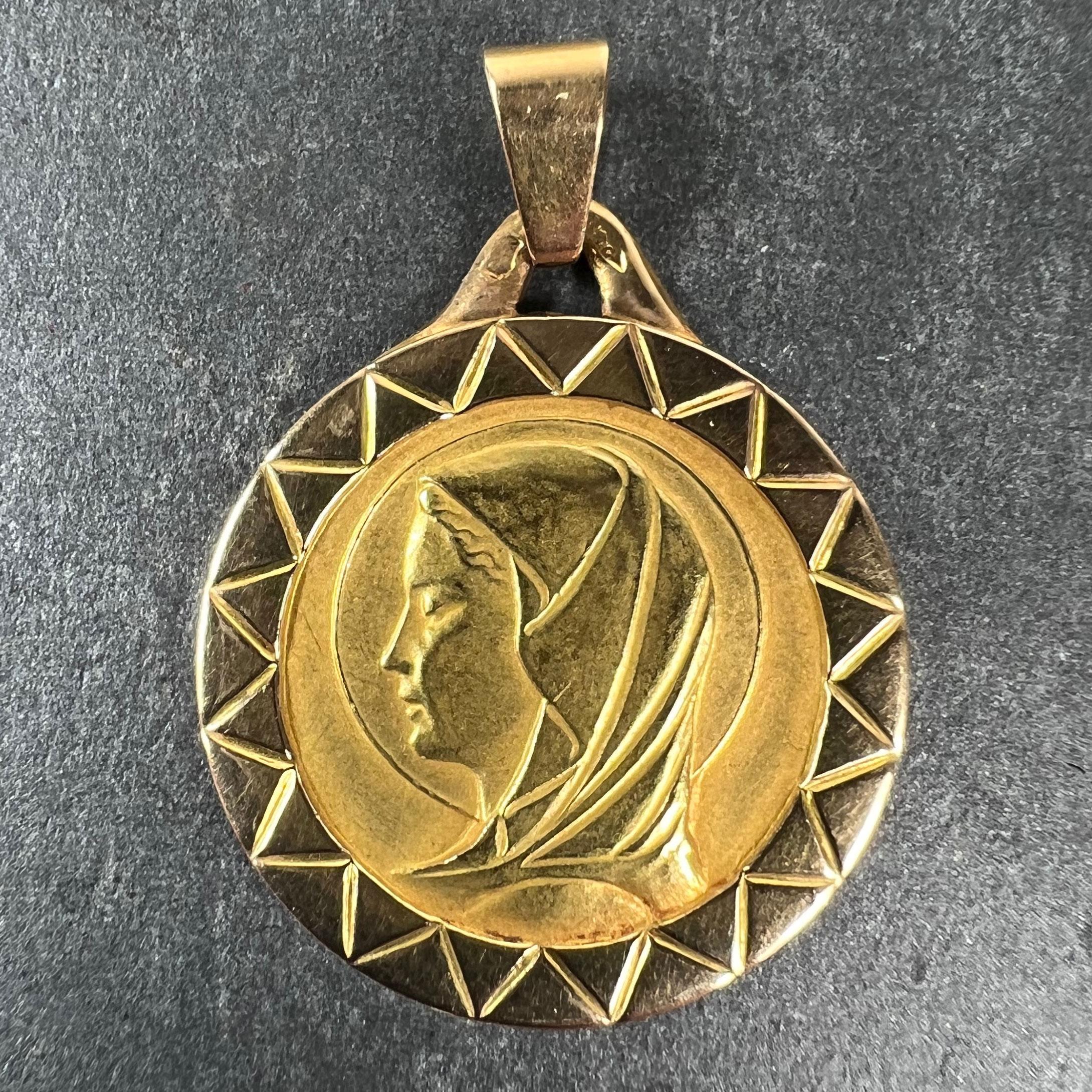 Un pendentif à breloque en or jaune 18 carats (18K) représentant la Vierge Marie. Estampillé de la tête d'aigle pour la fabrication française et en or 18 carats.

Dimensions : 1.8 x 1,2 x 0,1 cm (sans l'anneau)
Poids : 1,67 grammes 

