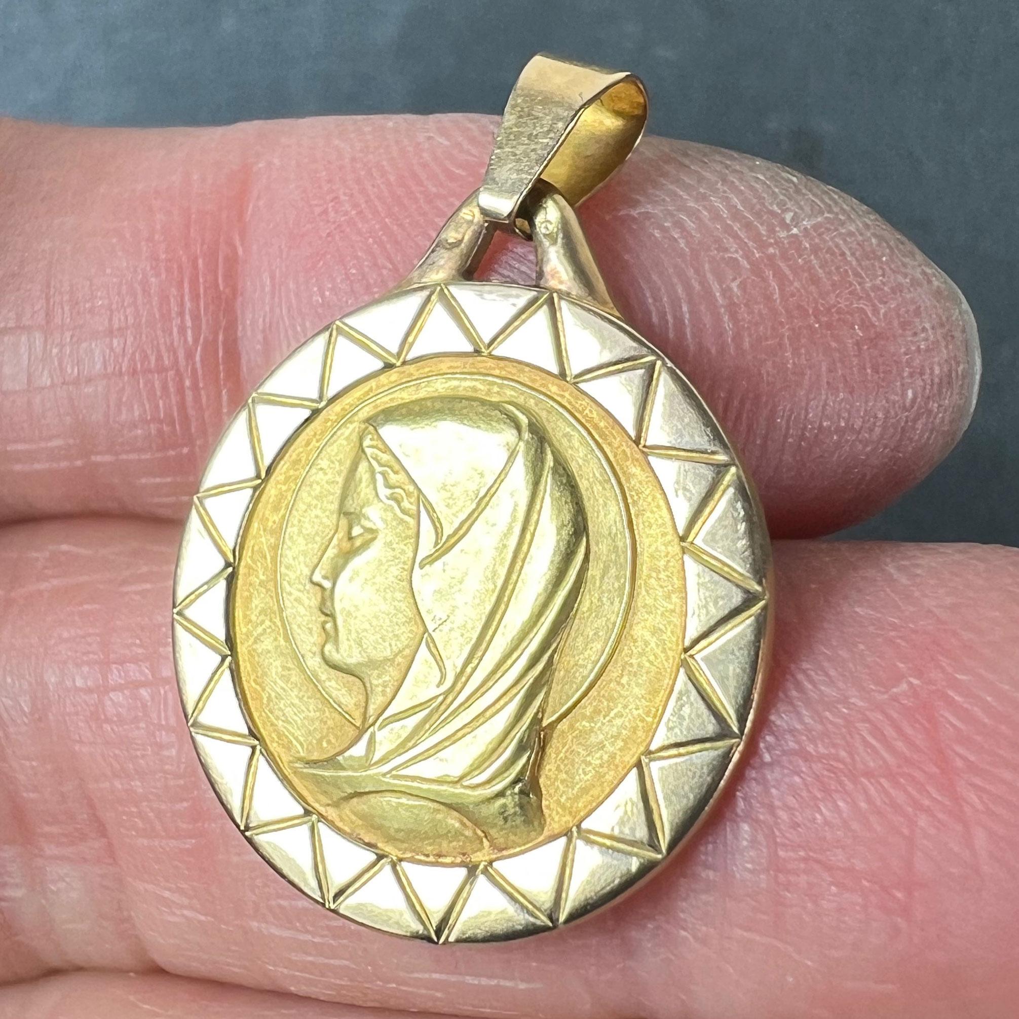 Pendentif médaille de la Vierge Marie en or jaune 18 carats en vente 2