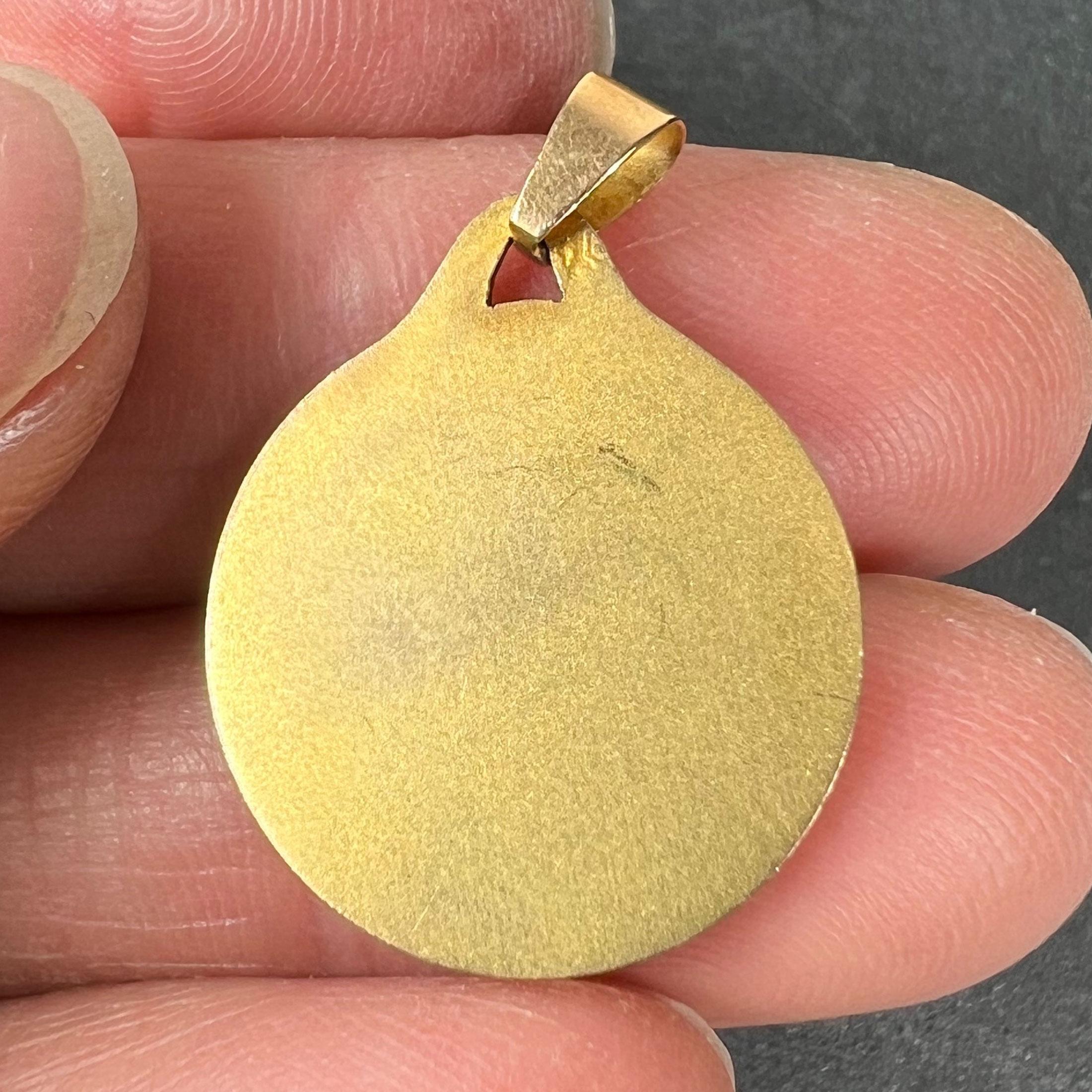 Pendentif médaille de la Vierge Marie en or jaune 18 carats en vente 4