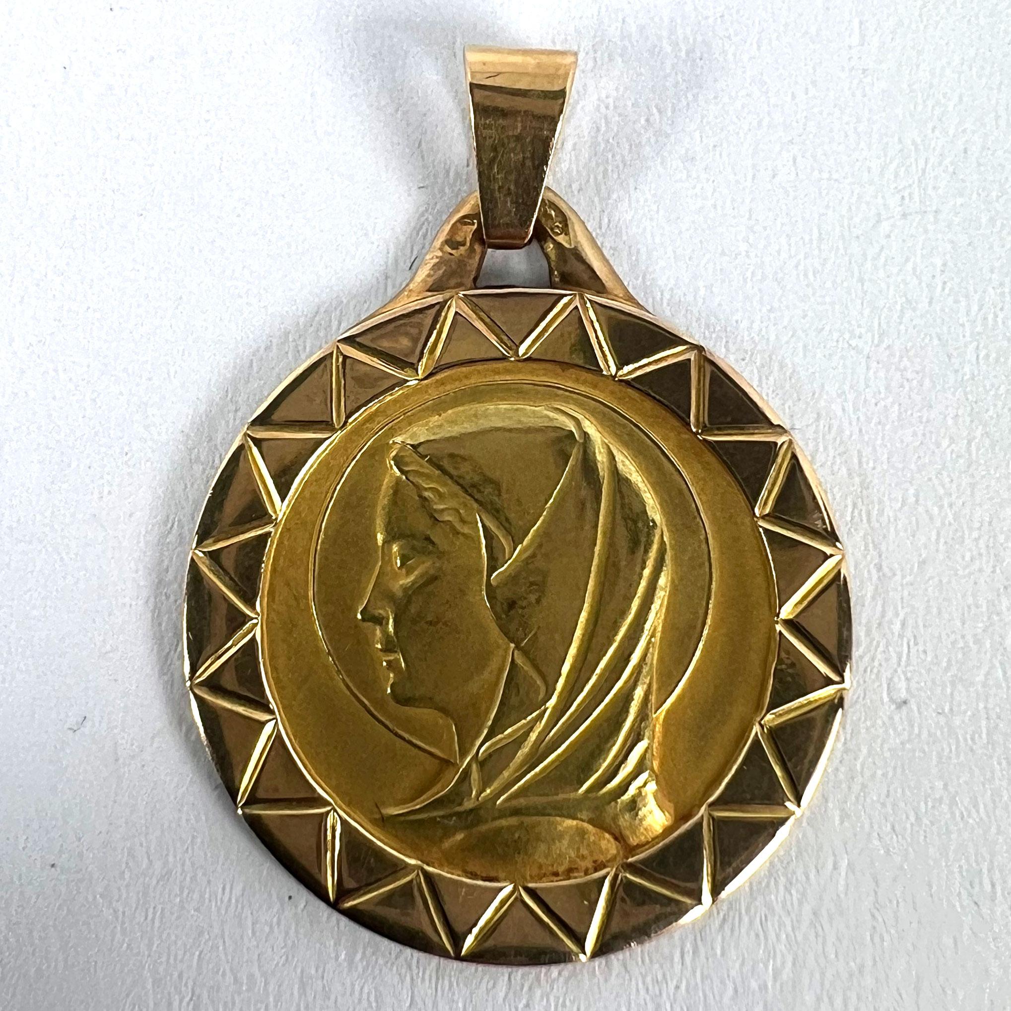Pendentif médaille de la Vierge Marie en or jaune 18 carats en vente 7