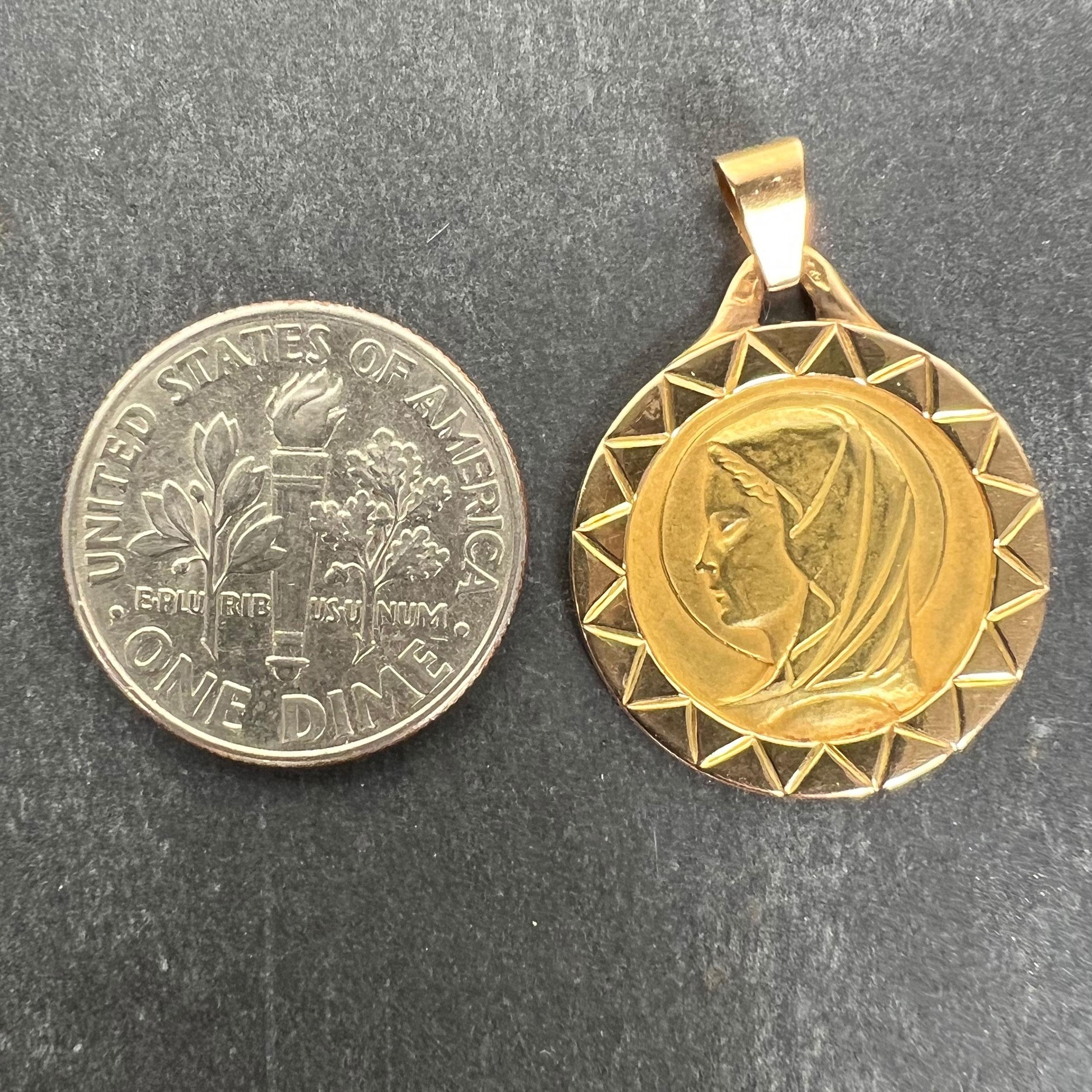 Pendentif médaille de la Vierge Marie en or jaune 18 carats en vente 6