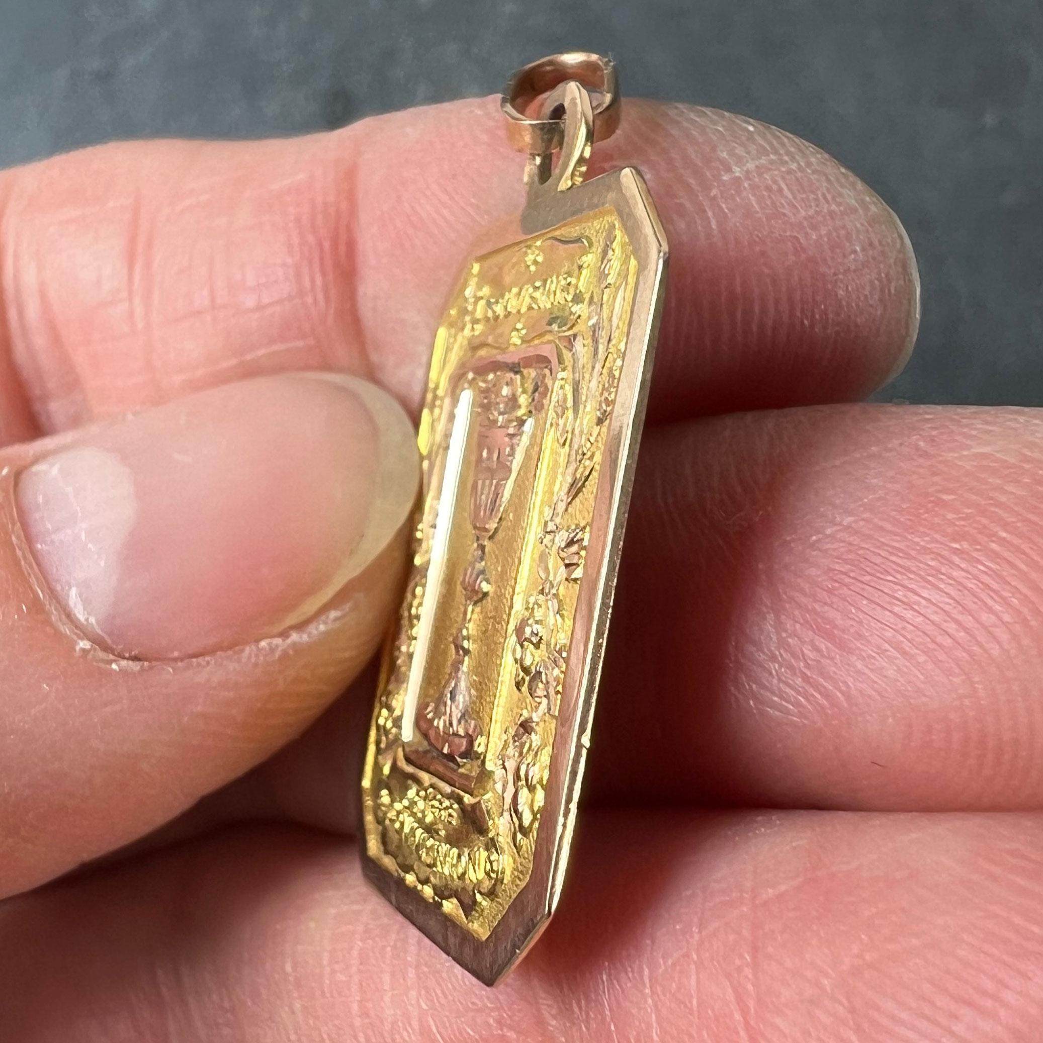 Colgante con medalla de oro amarillo rosa de 18 quilates de la Primera Comunión francesa en venta 3