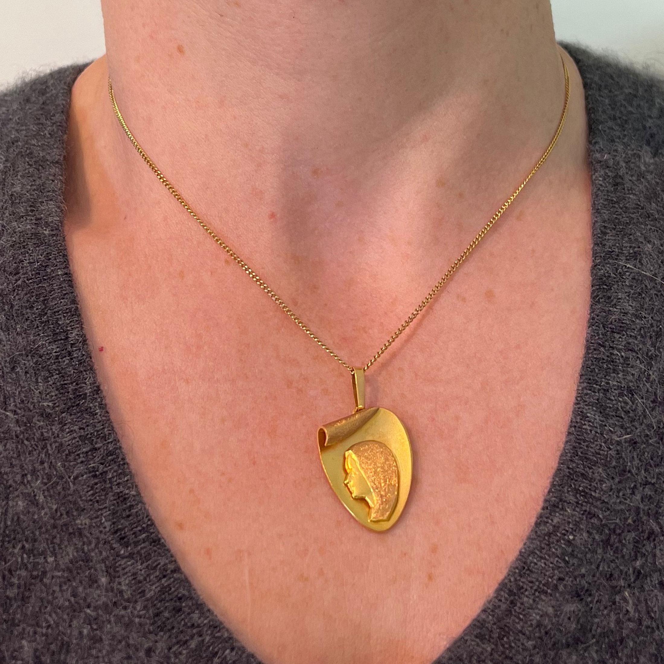 Pendentif Médaille en or jaune 18K en forme de coeur de la Vierge Marie française Bon état à London, GB