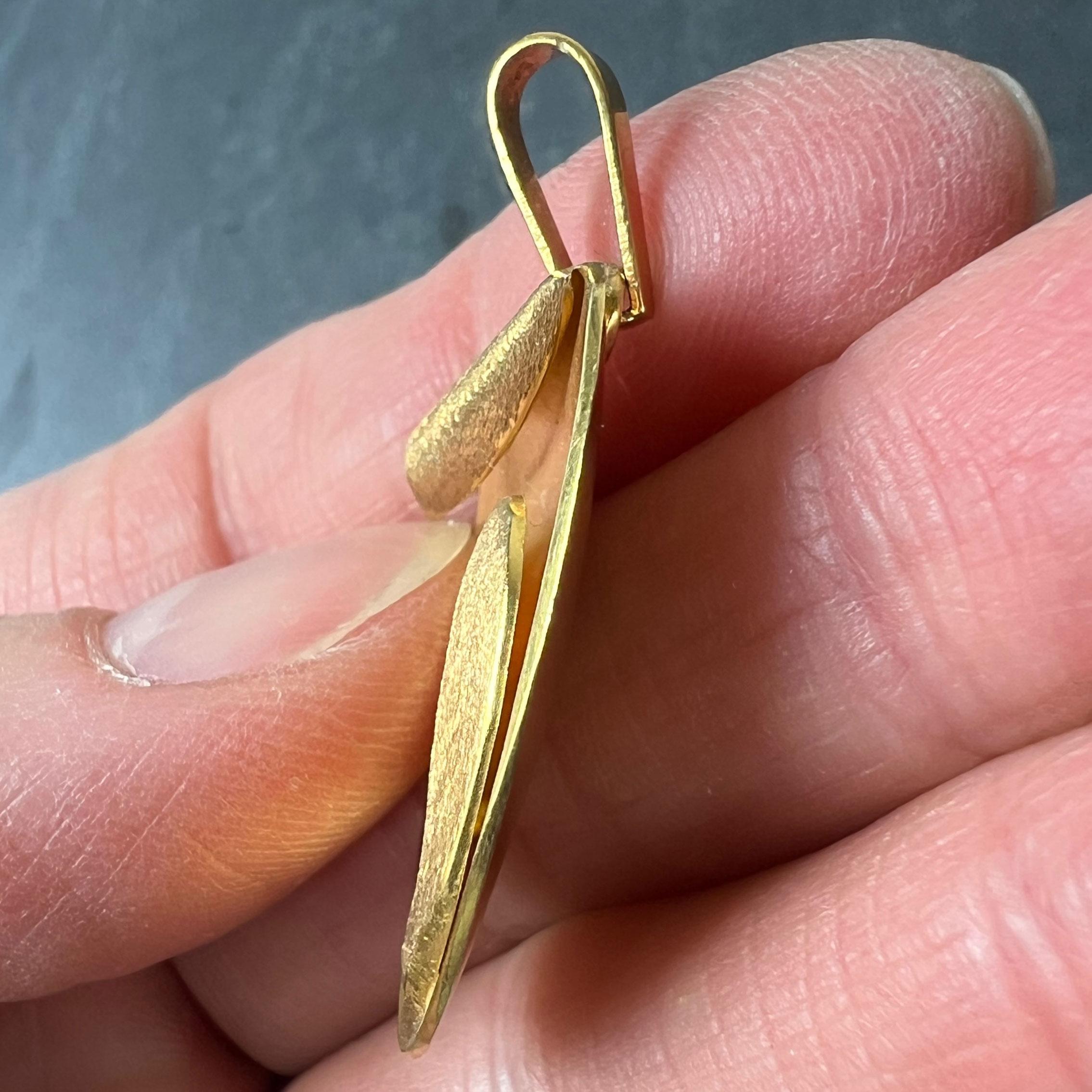 Pendentif Médaille en or jaune 18K en forme de coeur de la Vierge Marie française 2