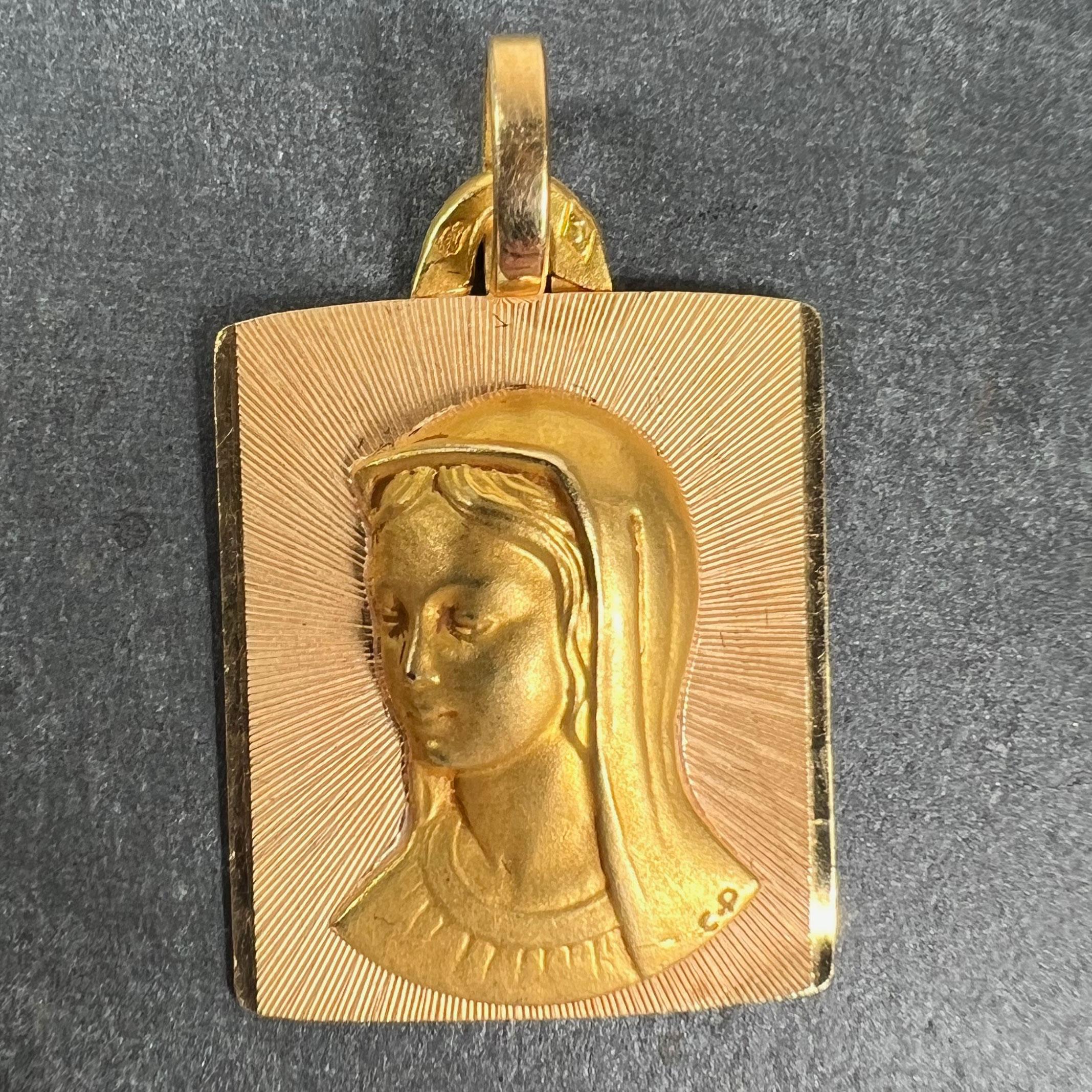 Pendentif français en or jaune 18 carats (18K) conçu comme une médaille rectangulaire représentant la Vierge Marie. Signé A.P.C.  Estampillé de la tête d'aigle de fabrication française et de l'or 18 carats, avec la marque du fabricant