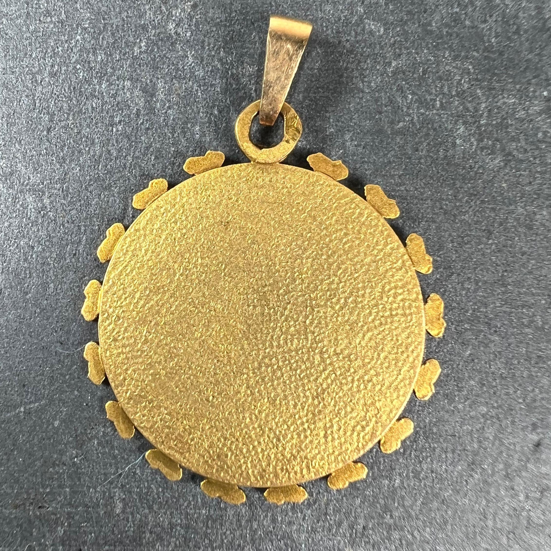 Vintage French Virgin Mary 18K Yellow Gold Medal Pendant en Bueno estado para la venta en London, GB