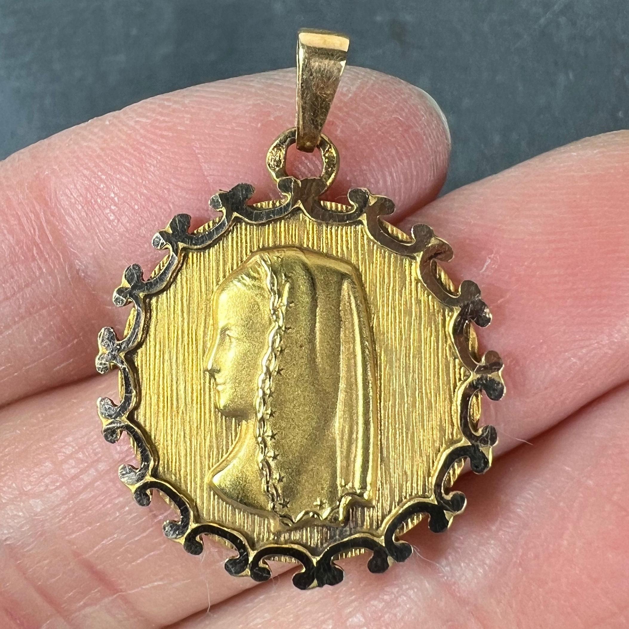 Vintage French Virgin Mary 18K Yellow Gold Medal Pendant en venta 1