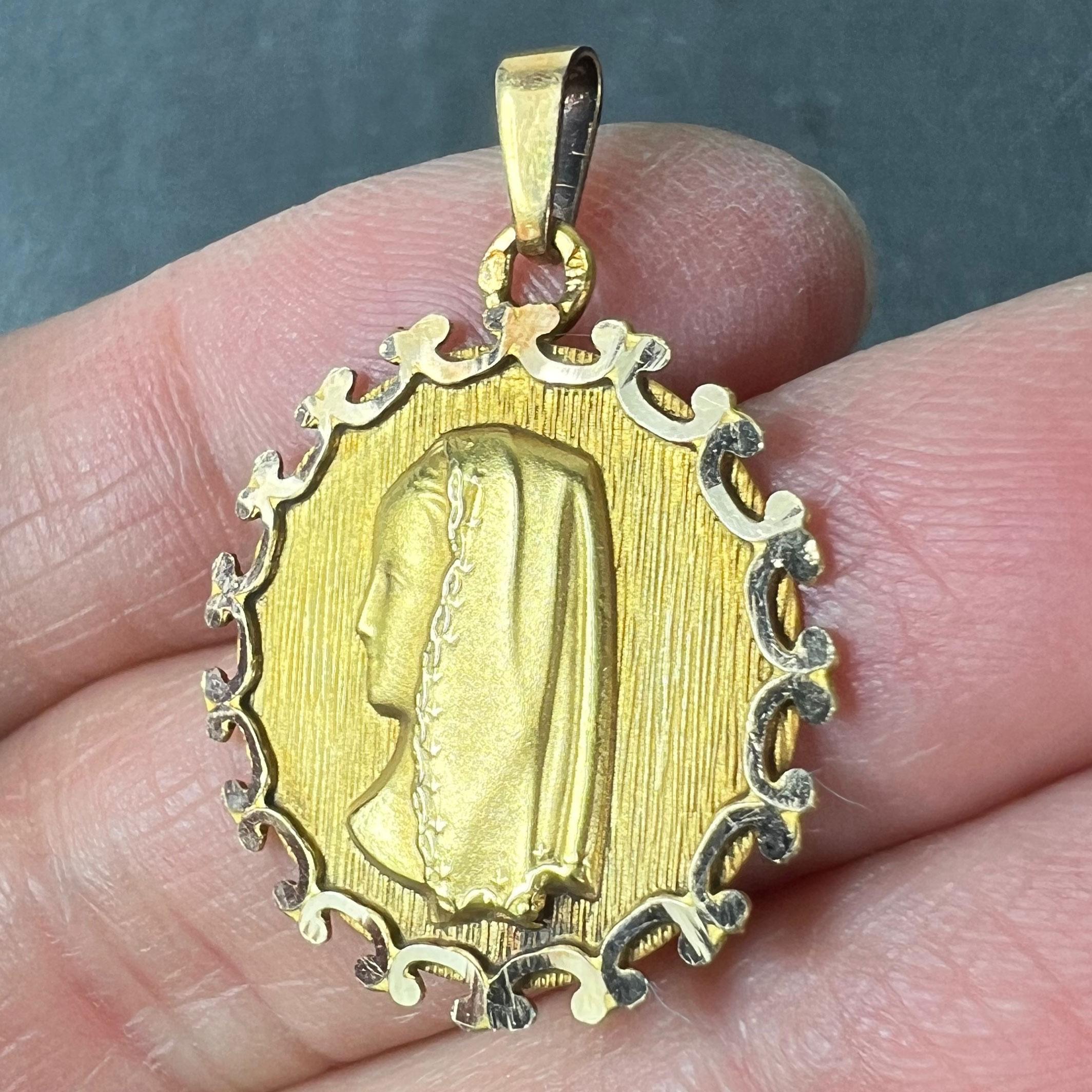Vintage French Virgin Mary 18K Yellow Gold Medal Pendant en venta 2