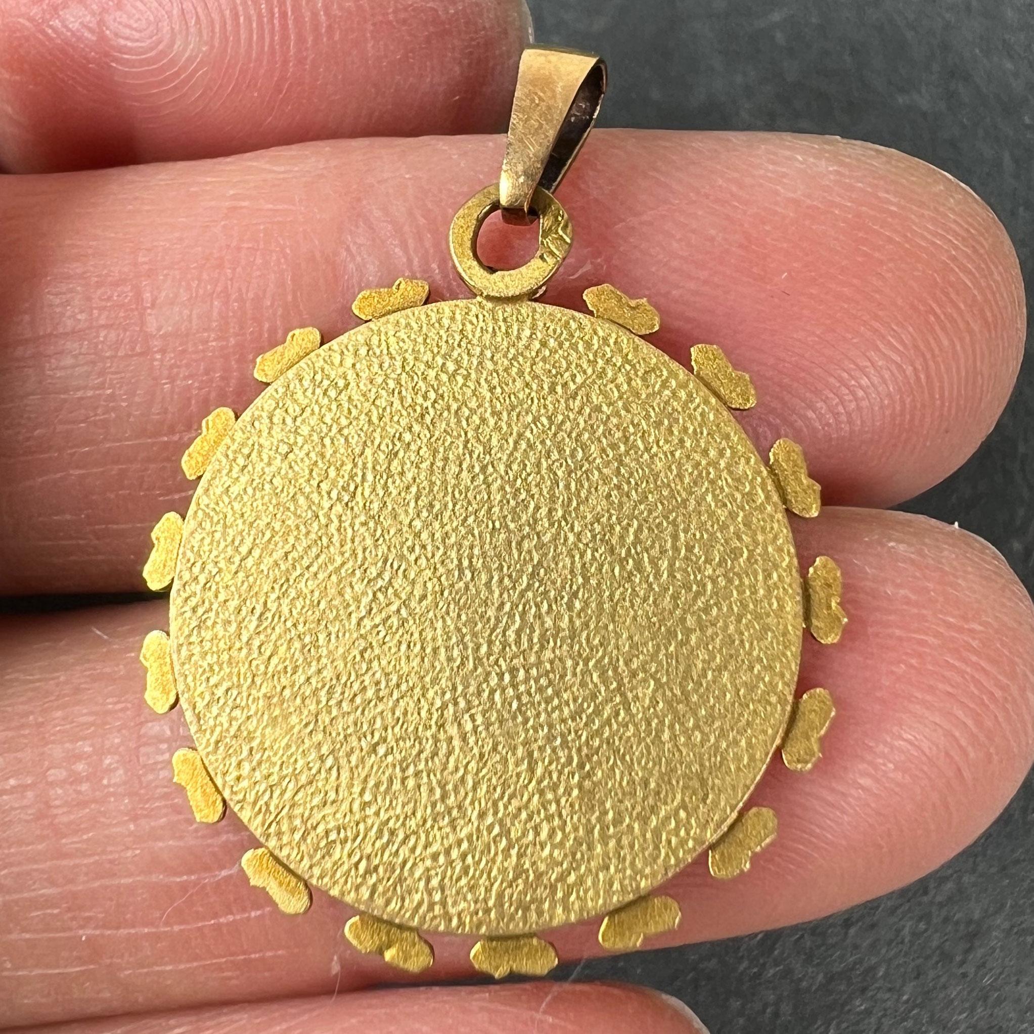 Vintage French Virgin Mary 18K Yellow Gold Medal Pendant en venta 5